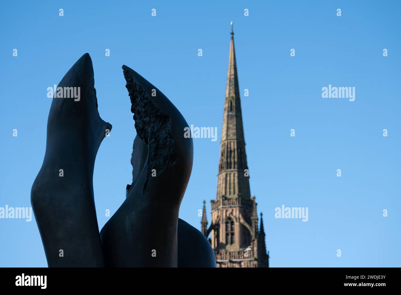 Alte Kathedrale und Phoenix Tree Skulptur, Coventry, West Midlands, England, Großbritannien Stockfoto