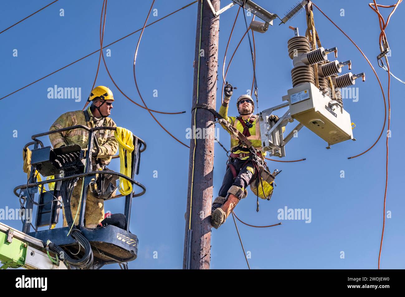 Installation von Stromleitungen Stockfoto