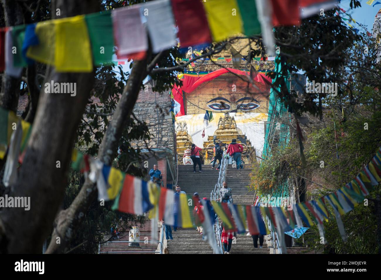 Kathmandu, Nepal - April 20,2023 : die Menschen besuchen die antiken Stupas des Swayambhunath-Tempels hoch über Kathmandu. Stockfoto