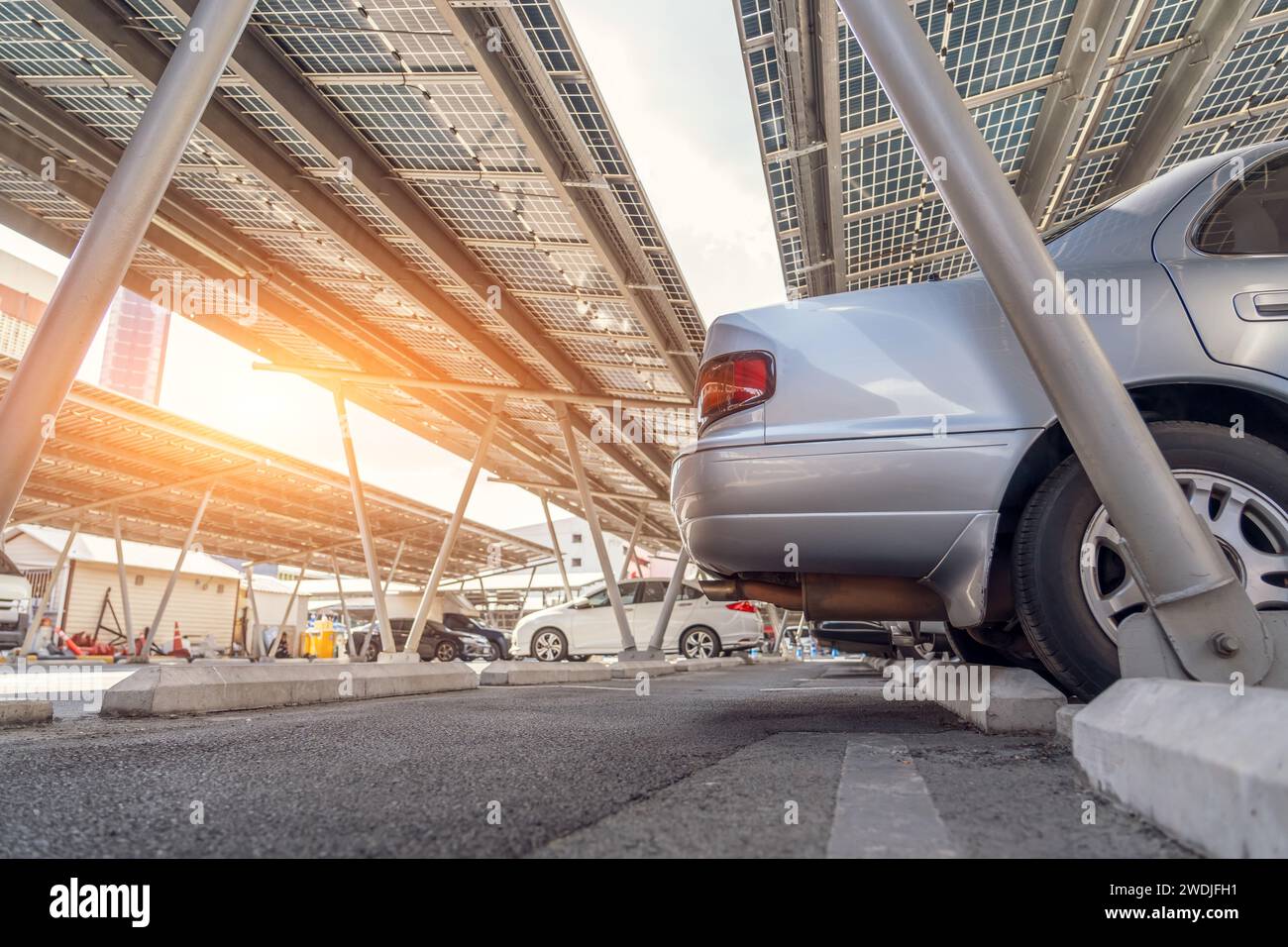 Parkplatz mit Vordach mit Solarpaneelen. Solarstromerzeugung. Stockfoto