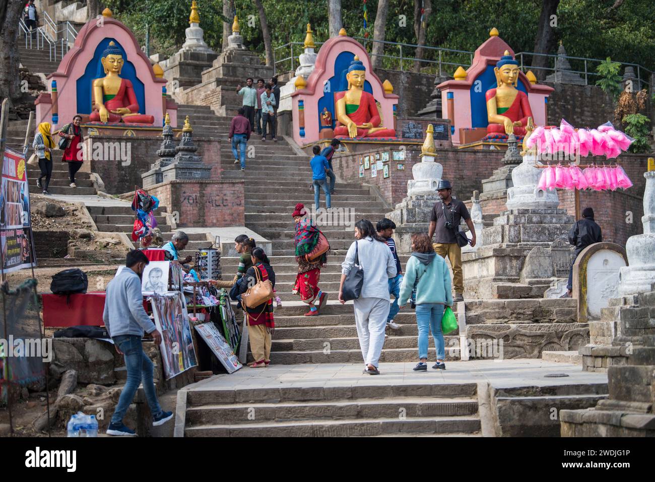Kathmandu, Nepal - April 20,2023 : die Menschen besuchen die antiken Stupas des Swayambhunath-Tempels hoch über Kathmandu. Stockfoto