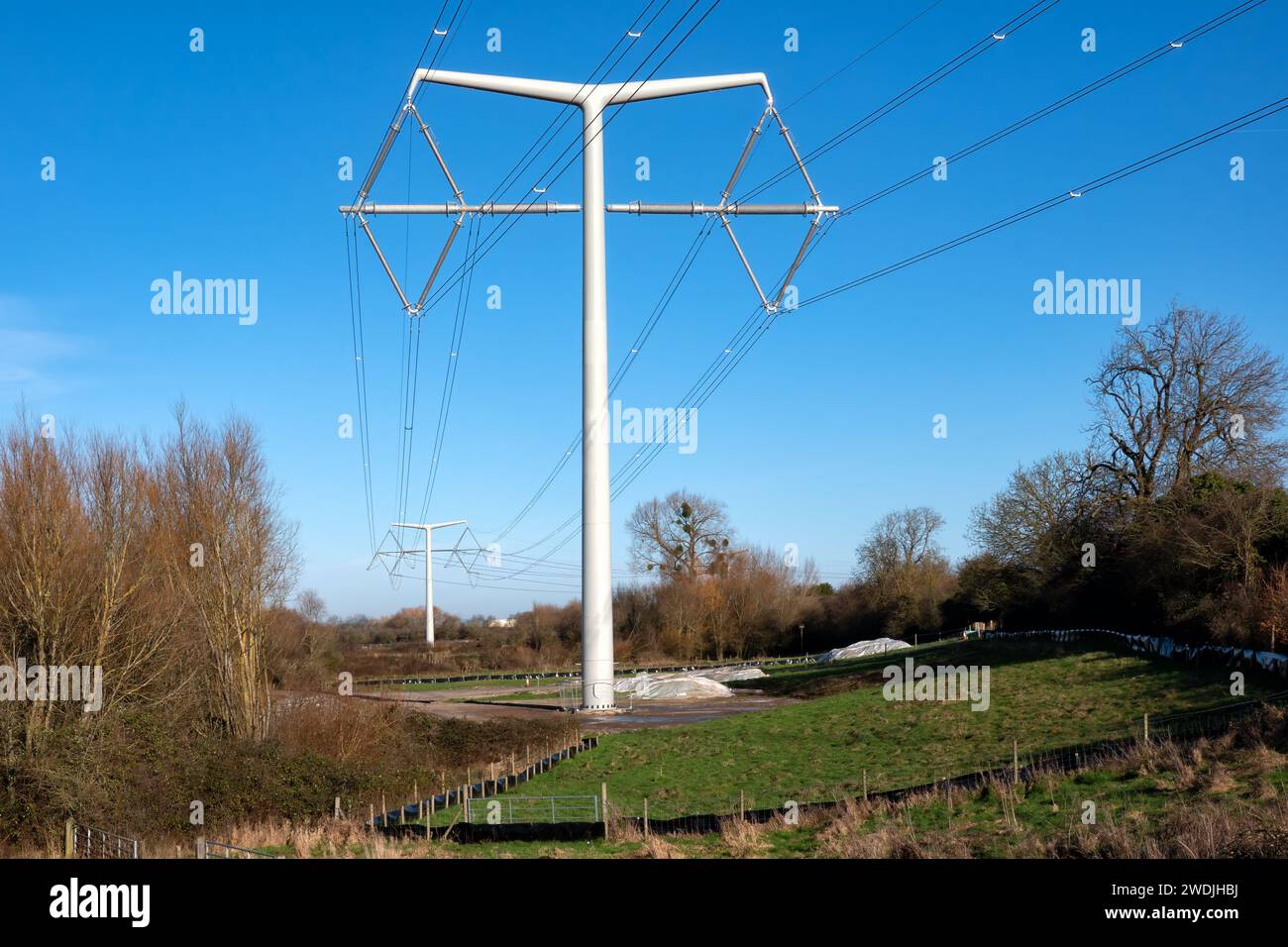 Somerset UK: New Design National Grid T-Pylonen, die im Rahmen der neuen Hinkley Point C-Kraftwerksverbindung durch die Landschaft von Somerset fahren Stockfoto