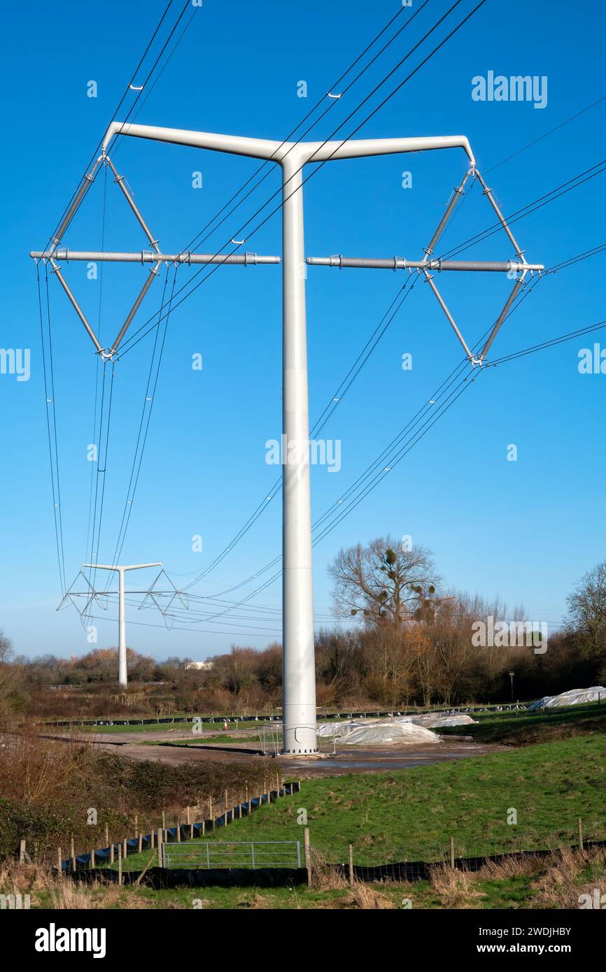 Somerset UK: New Design National Grid T-Pylonen, die im Rahmen der neuen Hinkley Point C-Kraftwerksverbindung durch die Landschaft von Somerset fahren Stockfoto