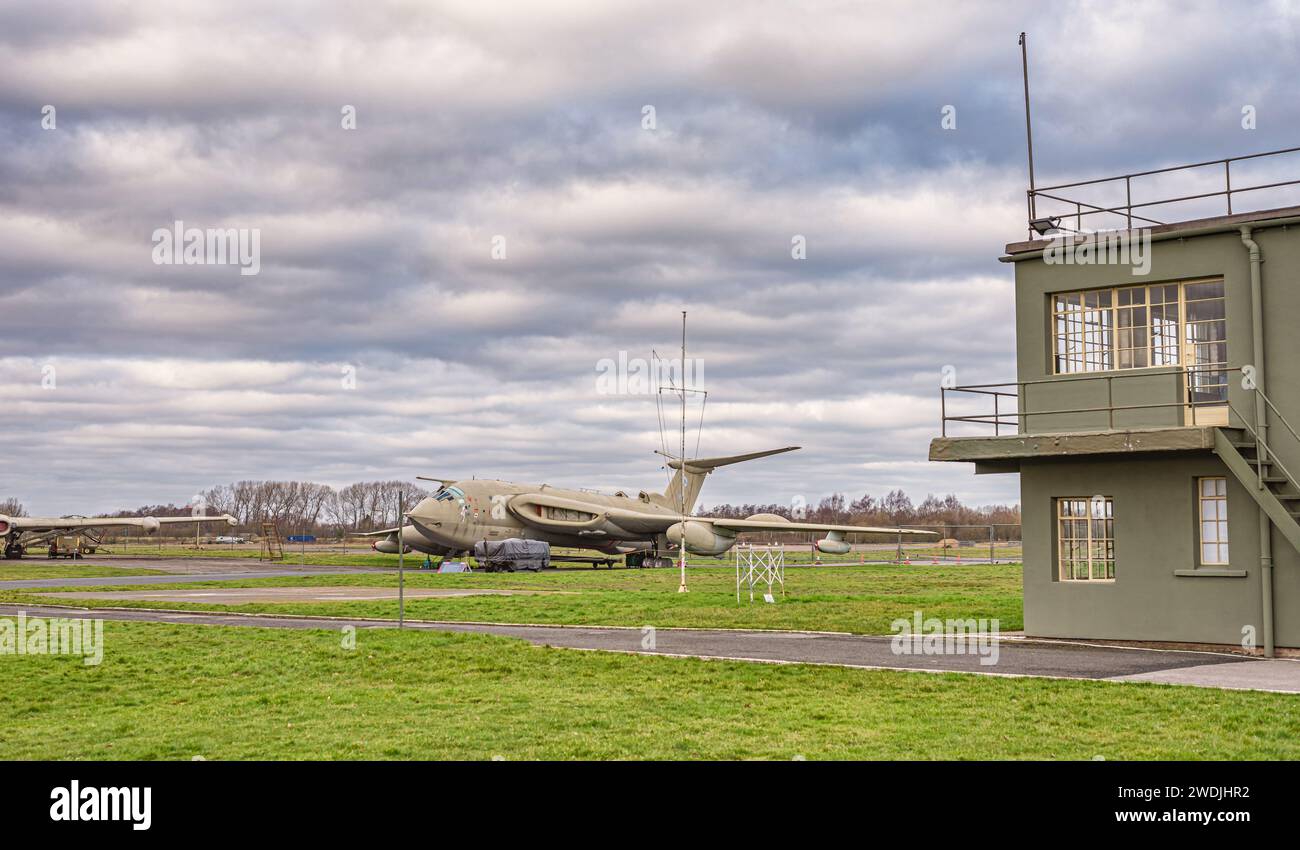 Ein Victor K2-Flugzeug, ein Bomber, der während des Kalten Krieges entworfen wurde, ist in einem Luftmuseum ausgestellt. Im Vordergrund steht ein Kontrollturm und ein Himmel mit Wolken Stockfoto