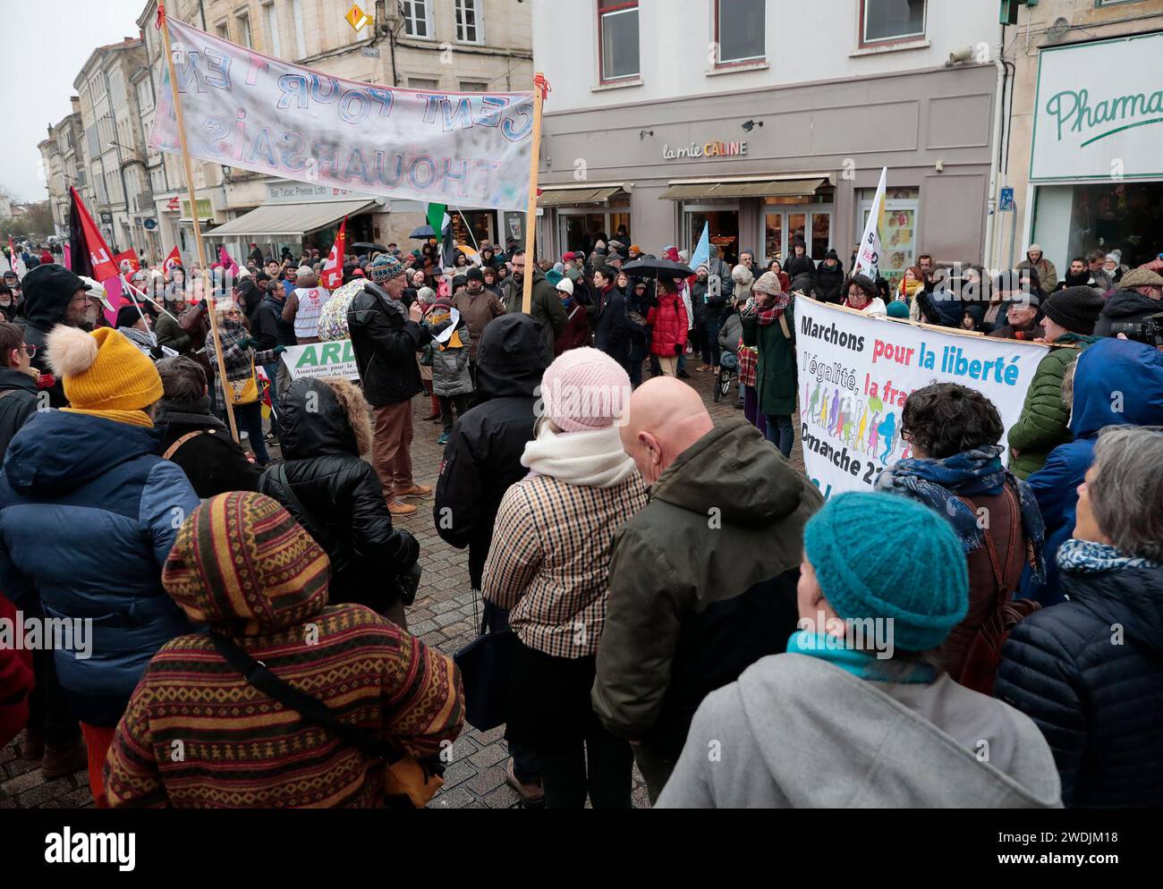 Frankreich. Januar 2024. © PHOTOPQR/LE COURRIER DE L'OUEST/BENOIT FELACE ; ; 21/01/2024 ; FOTO PQR LE COURRIER DE L'OUEST BENOIT FELACE/NIORT LE 21/01/2024/ MANIF CONTRE LA LOI Anti-IMMIGRATION de nombreuses Manifestations ont lieu aujourd'hui en France CONTRE la loi Anti-IMMIGRATION qui être promulguée. Quelle: MAXPPP/Alamy Live News Stockfoto