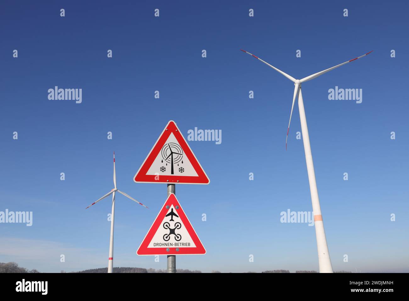 Ein Schild mit der Aufschrift „Drohnenbetrieb“ Stockfoto