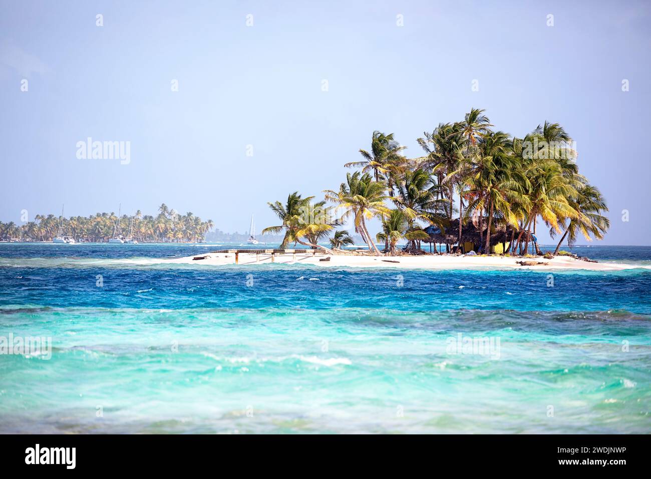 Malerische kleine tropische Insel mit Palmen, traditionellem Kuna-Haus und weißem Sandstrand in San Blas Archipel im Karibischen Meer in Panama Stockfoto