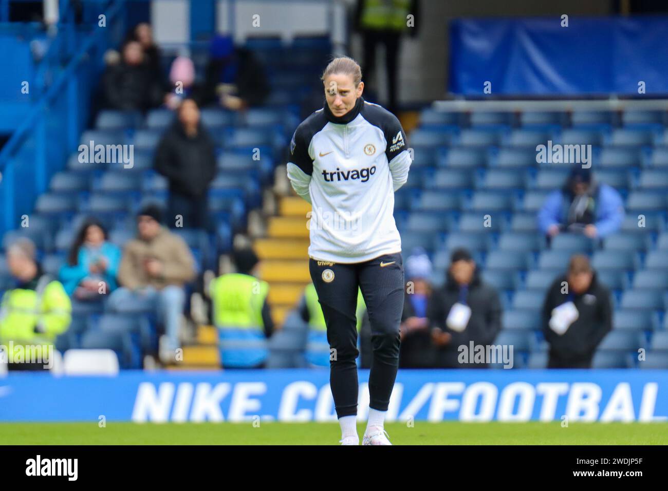 Chelsea, London, Großbritannien. Januar 2024. Stamford Bridge, Chelsea, London, England - Sonntag, 21. Januar 2024: Torhüterin Ann-Katrin Berger (30 Chelsea) wärmt sich vor dem Spiel der Barclay's Womens Super League zwischen Chelsea und Manchester United in Stamford Bridge, London, England am Sonntag, den 21. Januar 2024 (Claire Jeffrey/SPP) Credit: SPP Sport Press Photo. /Alamy Live News Stockfoto