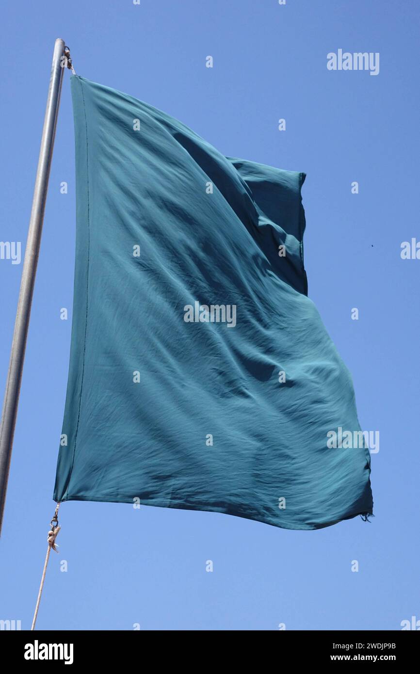 23.07.2019, Sagres, Algarve, PRT - Gruene Flagge am Strand, Baden erlaubt. Algarve, Aussen, Aussenaufnahme, Baden erlaubt, Badestrand, Europa, europaeisch, Fahne, Flagge, gruen, HF, Hinweis, Hochformat, Jahreszeit, Kueste, niemand, Portugal, Portugiesisch, Sagres, Signalfahne, Signalflagge, Sommer, Südeuropa 190723D220PORTUGAL.JPG *** 23 07 2019, Sagres, Algarve, PRT Grüne Flagge am Strand, Baden erlaubt Algarve, außen, Außenaufnahme, Baden erlaubt, Strand, Europa, Europa, Flagge, Flagge, grün, HF, Hinweis, Porträt, Jahreszeit, Küste, niemand, Portugal, portugiesisch, Sagres, Signalfahne, Signal fl Stockfoto