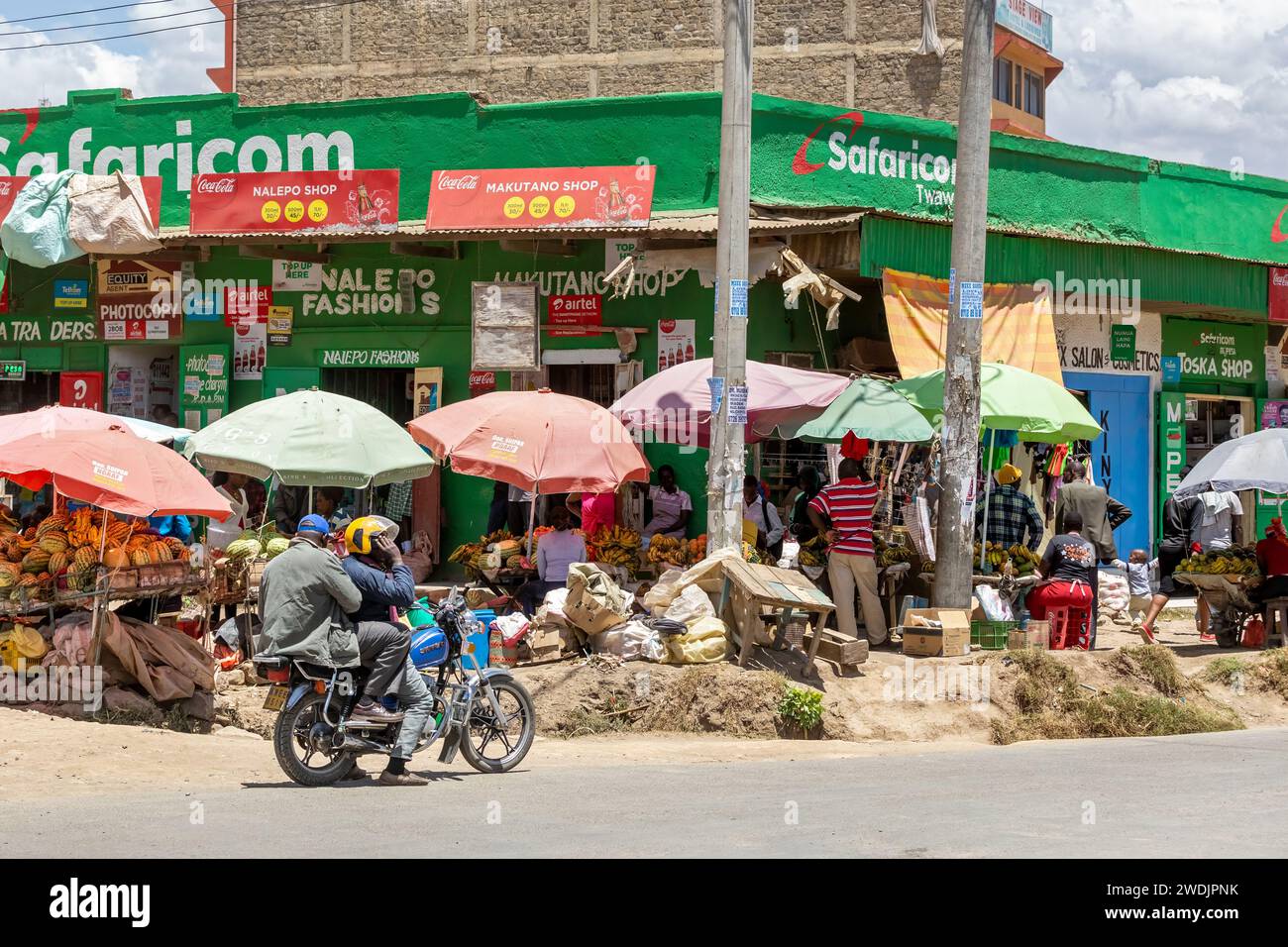 Narok, Kenia - 15. Februar 2019: Eine geschäftige Einkaufsstraße mit Obst- und Gemüsemärkten in der geschäftigen Stadt Narok, der Bezirkshauptstadt der Stockfoto