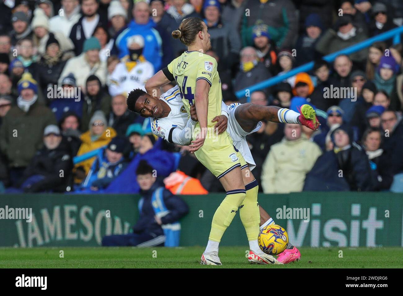Júnior Firpo aus Leeds United und Brad Potts aus Preston North End kämpfen um den Ball während des Sky Bet Championship Matches Leeds United gegen Preston North End in Elland Road, Leeds, Großbritannien, 21. Januar 2024 (Foto: James Heaton/News Images) Stockfoto