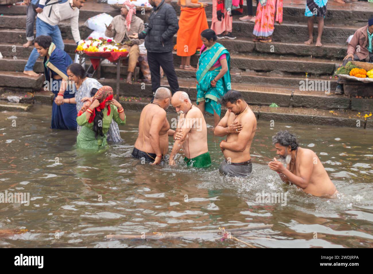 Hindu-Sanataner nehmen Holi Bath am Ufer des Ganges in Varanasi während des verheißungsvollen Kumbha Mela ein. Benaras Uttar Pradesh Indien Südasien Pa Stockfoto