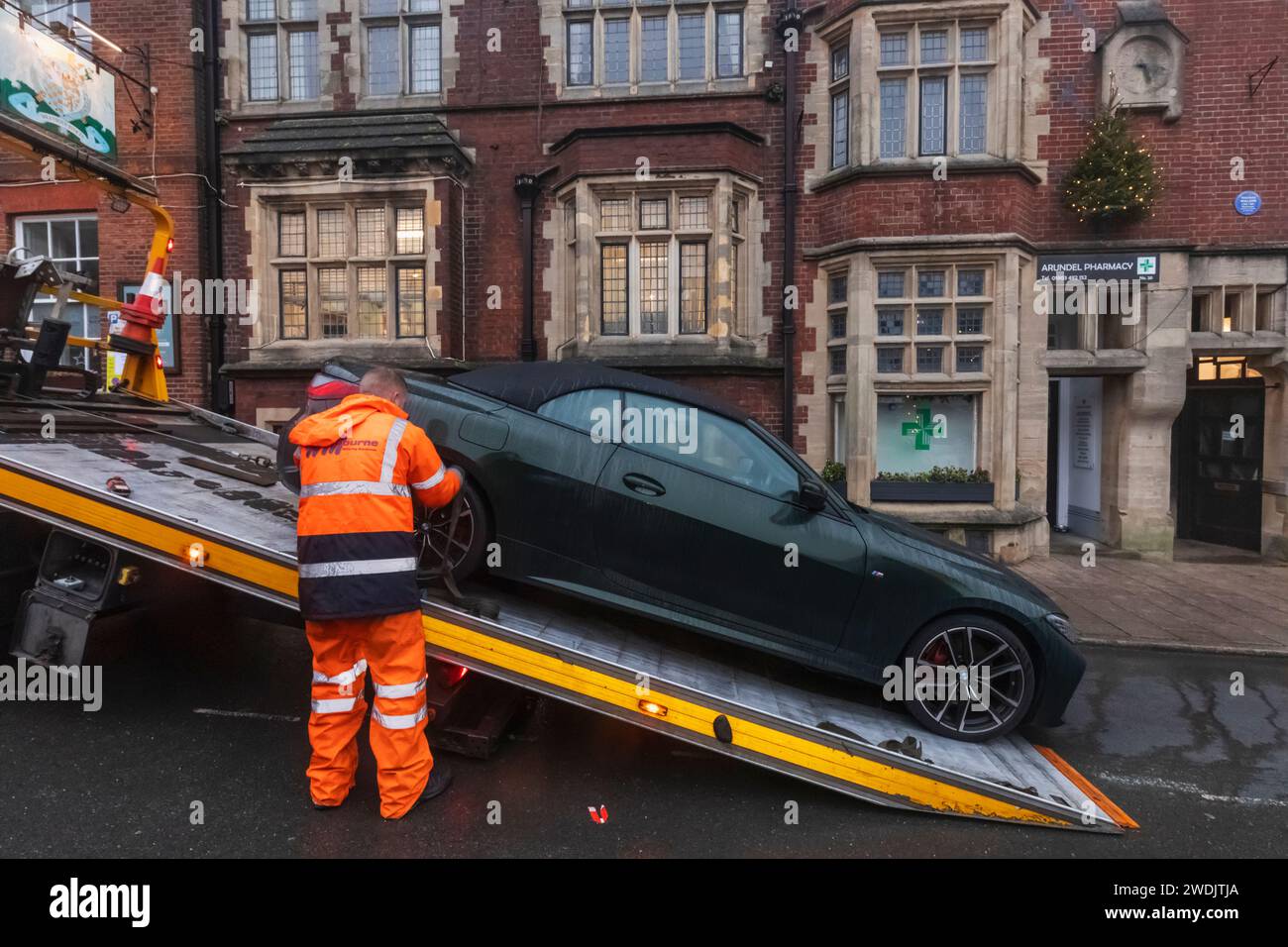 England, Sussex, West Sussex, Arundel, illegal geparkte Autos werden abgeschleppt Stockfoto