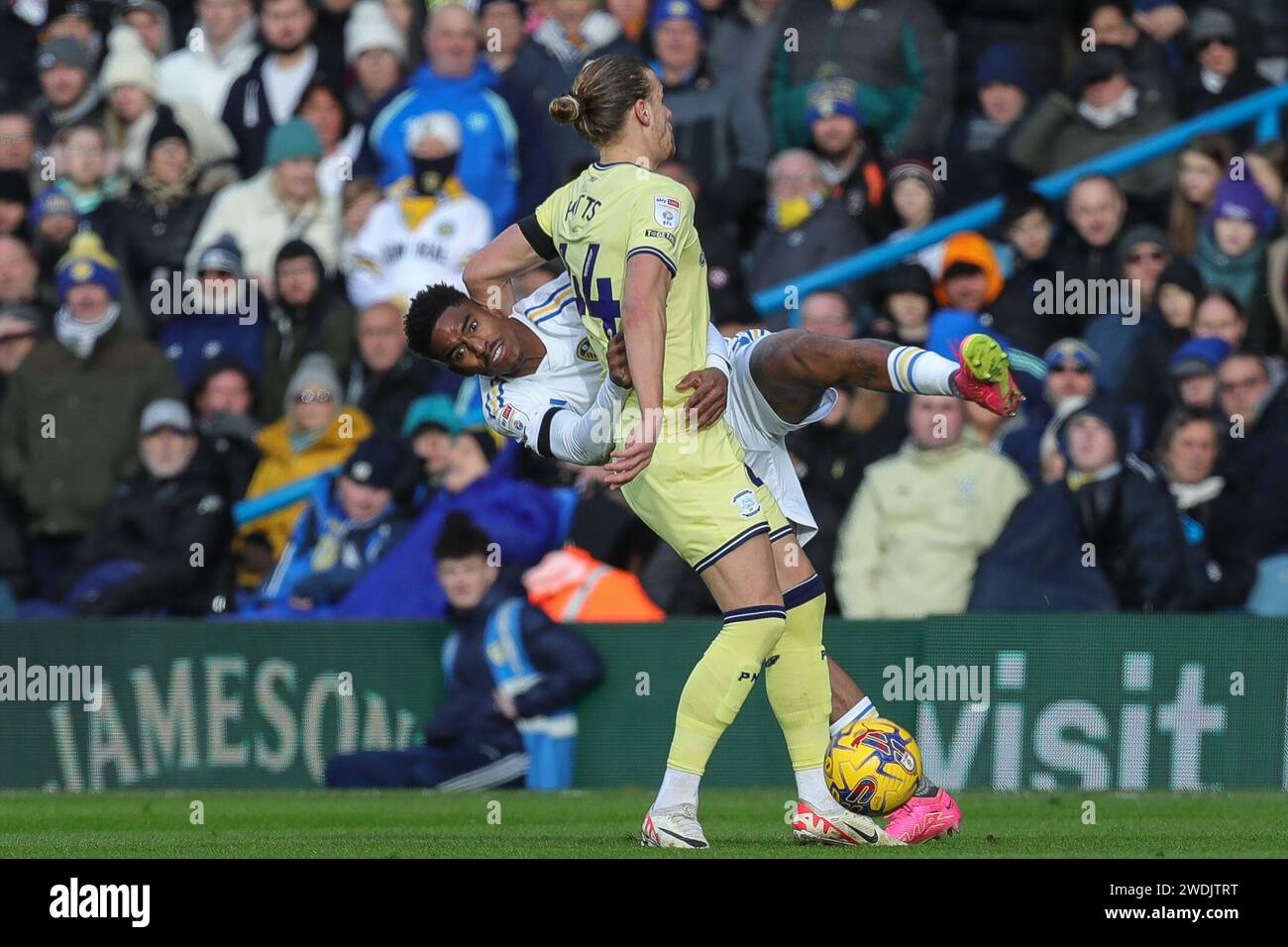 Leeds, Großbritannien. Januar 2024. Júnior Firpo aus Leeds United und Brad Potts aus Preston North End kämpfen um den Ball während des Sky Bet Championship Matches Leeds United gegen Preston North End in der Elland Road, Leeds, Großbritannien, 21. Januar 2024 (Foto: James Heaton/News Images) in Leeds, Großbritannien am 21. Januar 2024. (Foto: James Heaton/News Images/SIPA USA) Credit: SIPA USA/Alamy Live News Stockfoto