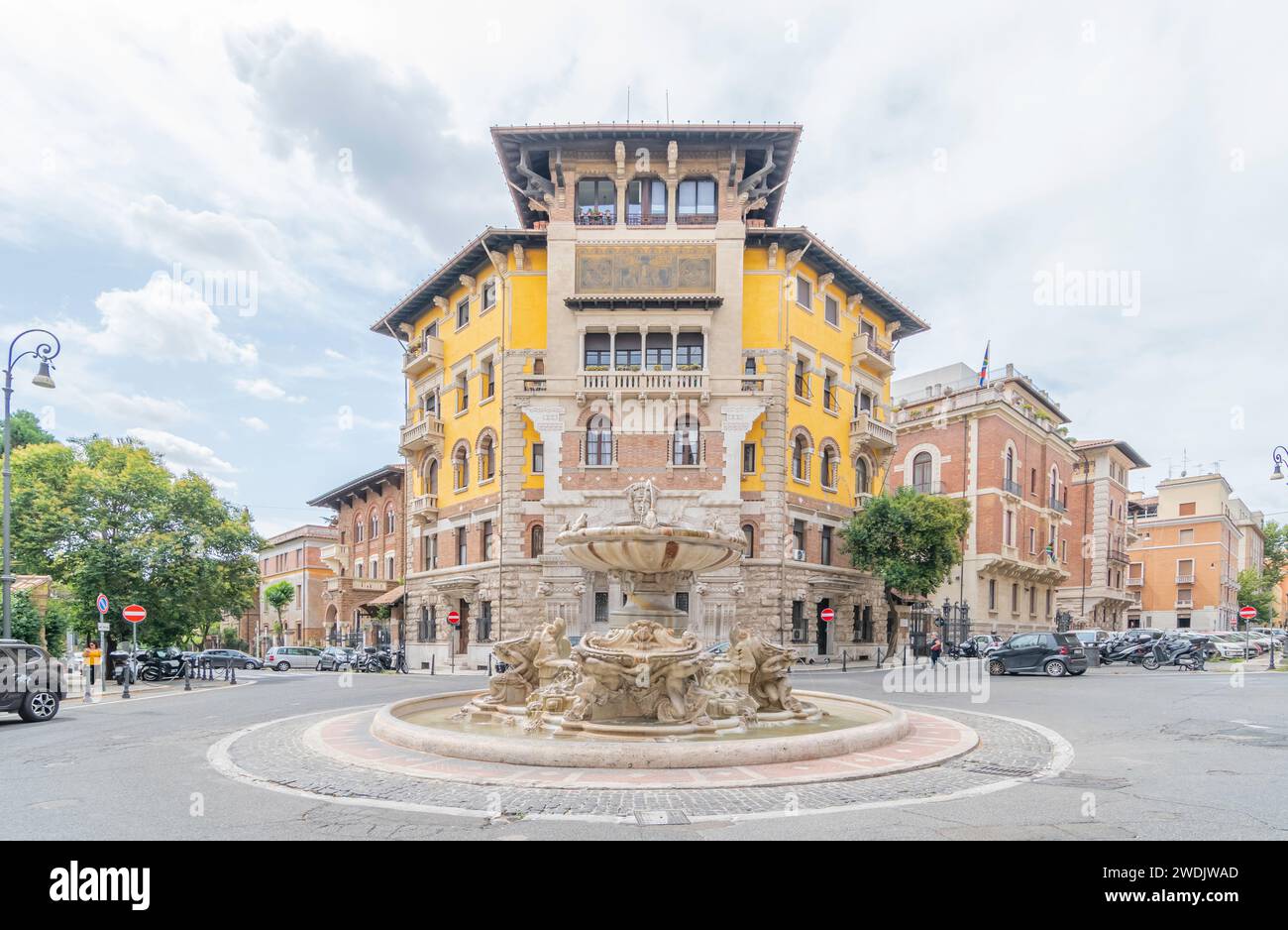 Coppedè Viertel in rom, es ist ein Komplex von Gebäuden mit sehr überraschender Architektur, im Viertel triest, rund um den mincio Platz. Stockfoto