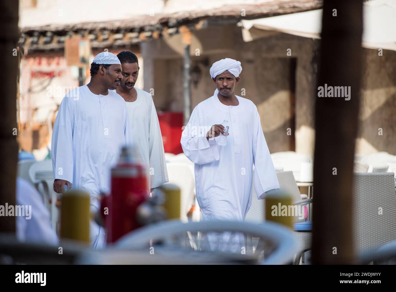 Doha, Katar - 22. April 2023: Einheimische in traditioneller Kleidung auf dem alten Basar-Markt Souk Waqif. Stockfoto