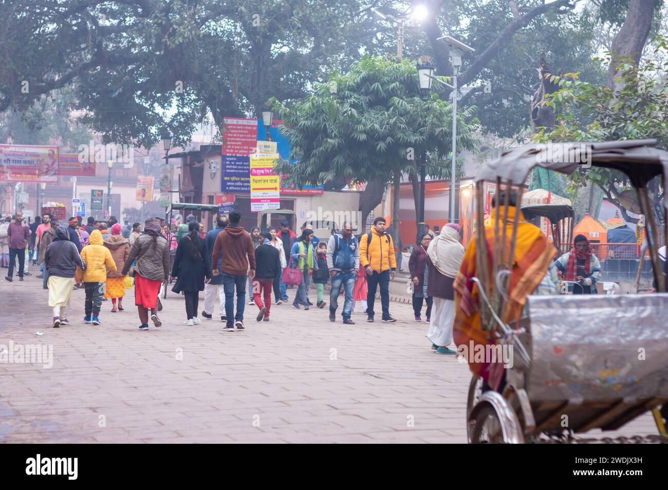 Menschen laufen in der Stadtstraße von Varanasi an einem winterlichen nebeligen Morgen. Benaras Uttar Pradrsh Indien Südasien 5. januar 2024 Stockfoto