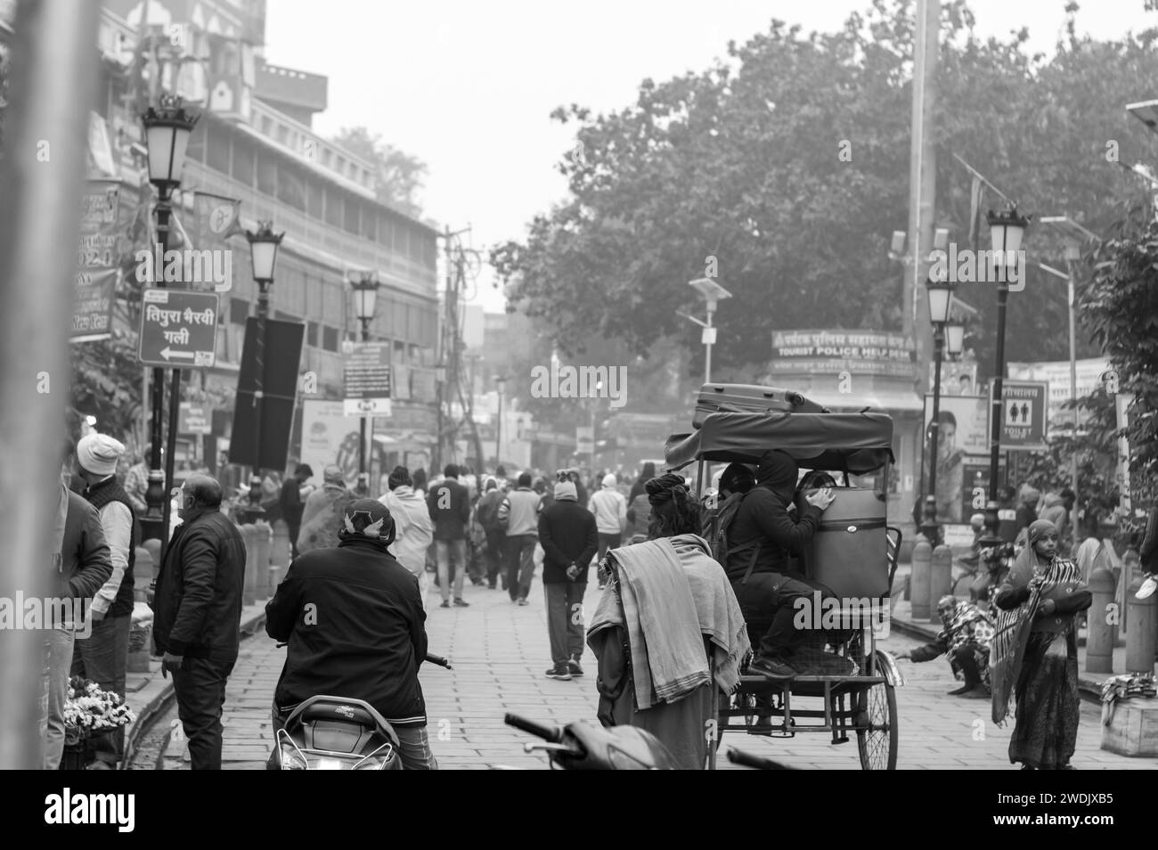 Menschen laufen in der Stadtstraße von Varanasi an einem winterlichen nebeligen Morgen. Benaras Uttar Pradrsh Indien Südasien 5. januar 2024 Stockfoto