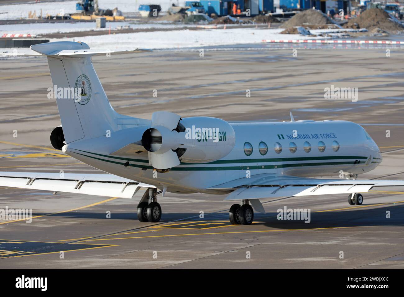 Während des Weltwirtschaftsforums WEF in Davos verkehren auf dem Flughafen Zürich-Kloten ZRH zahlreiche Geschäftsreiseflugzeuge. Ein Geschäftsreiseflugzeug der nigerianischen Luftwaffe vom Typ Gulfstream G550 mit der Kennung 5N-FGW auf dem Flughafen Zürich. Nigerianische Luftwaffe. *** Während des World Economic Forum WEF in Davos verkehren am Flughafen Zürich Kloten ZRH zahlreiche Business Jets, Ein nigerianischer Luftwaffe Gulfstream G550 Business Jet mit der Registrierung 5N FGW am Flughafen Zürich Nigerian Air Force Stockfoto