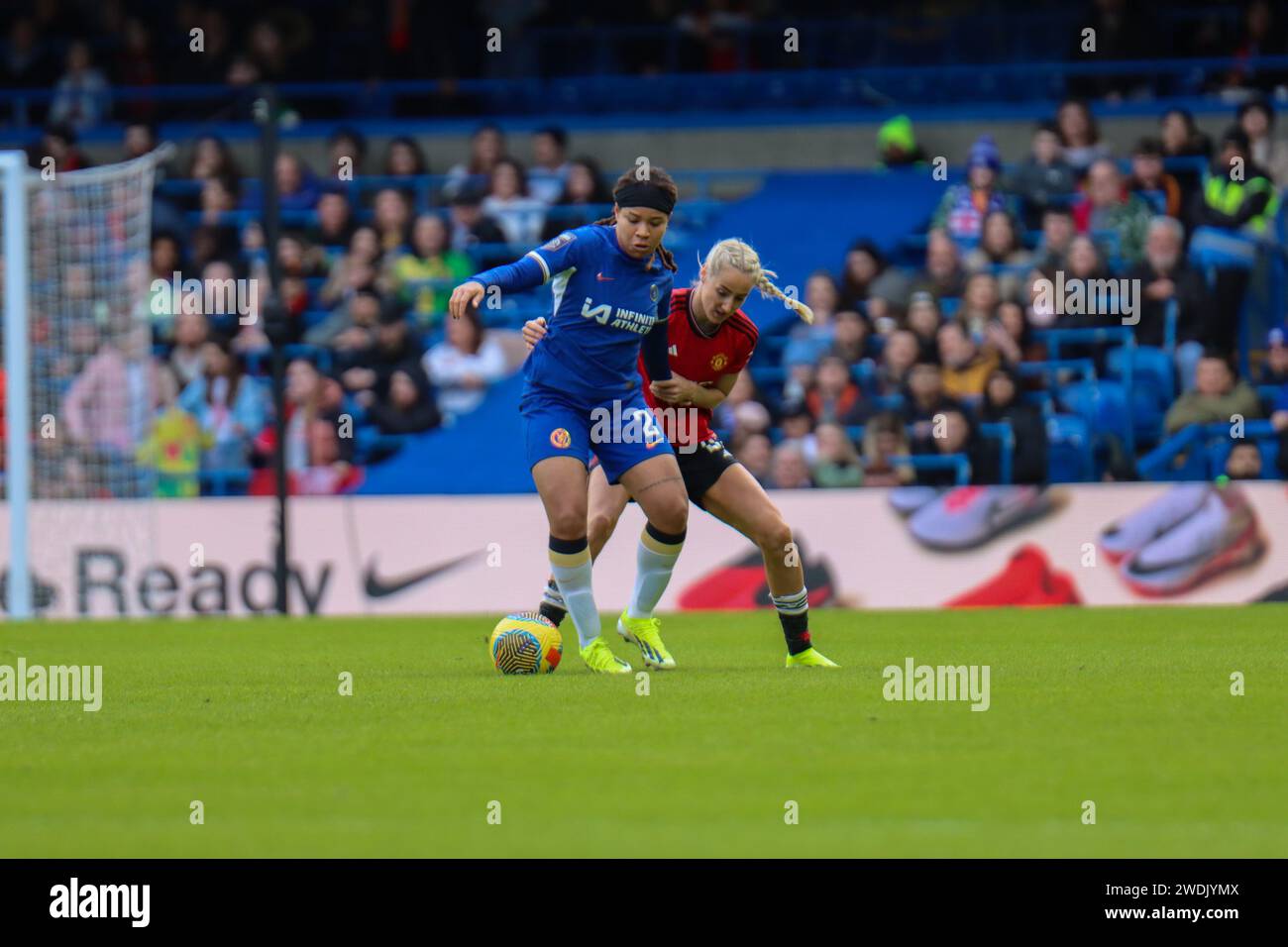 Chelsea, London, Großbritannien. Januar 2024. Stamford Bridge, Chelsea, London, England - Sonntag, 21. Januar 2024: Mia Fishel (2 Chelsea) hält den Ball während des Barclay's Womens Super League-Spiels zwischen Chelsea und Manchester United in Stamford Bridge, London, England am Sonntag, den 21. Januar 2024 (Claire Jeffrey/SPP). /Alamy Live News Stockfoto