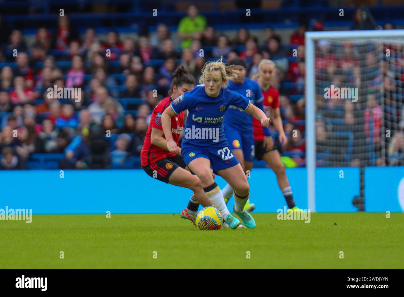 Chelsea, London, Großbritannien. Januar 2024. Stamford Bridge, Chelsea, London, England - Sonntag, 21. Januar 2024: Erin Cuthbert (22 Chelsea) versucht, Platz während des Spiels der Barclay’s Womens Super League zwischen Chelsea und Manchester United in Stamford Bridge, London, England am Sonntag, den 21. Januar 2024 (Claire Jeffrey/SPP) zu finden. /Alamy Live News Stockfoto