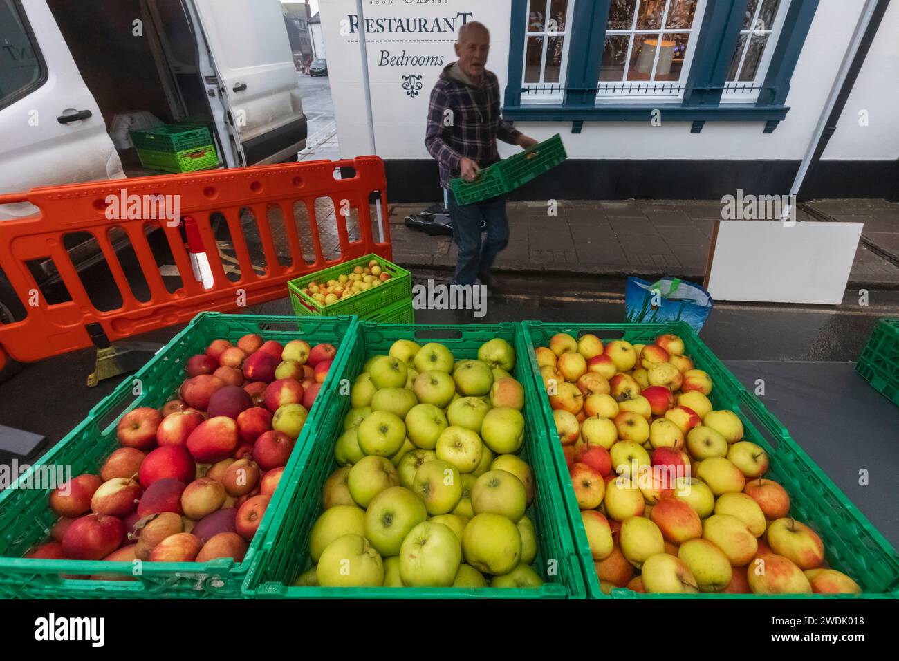 England, Sussex, West Sussex, Arundel, The Monthly Street Market, Ausstellung von Äpfeln Stockfoto
