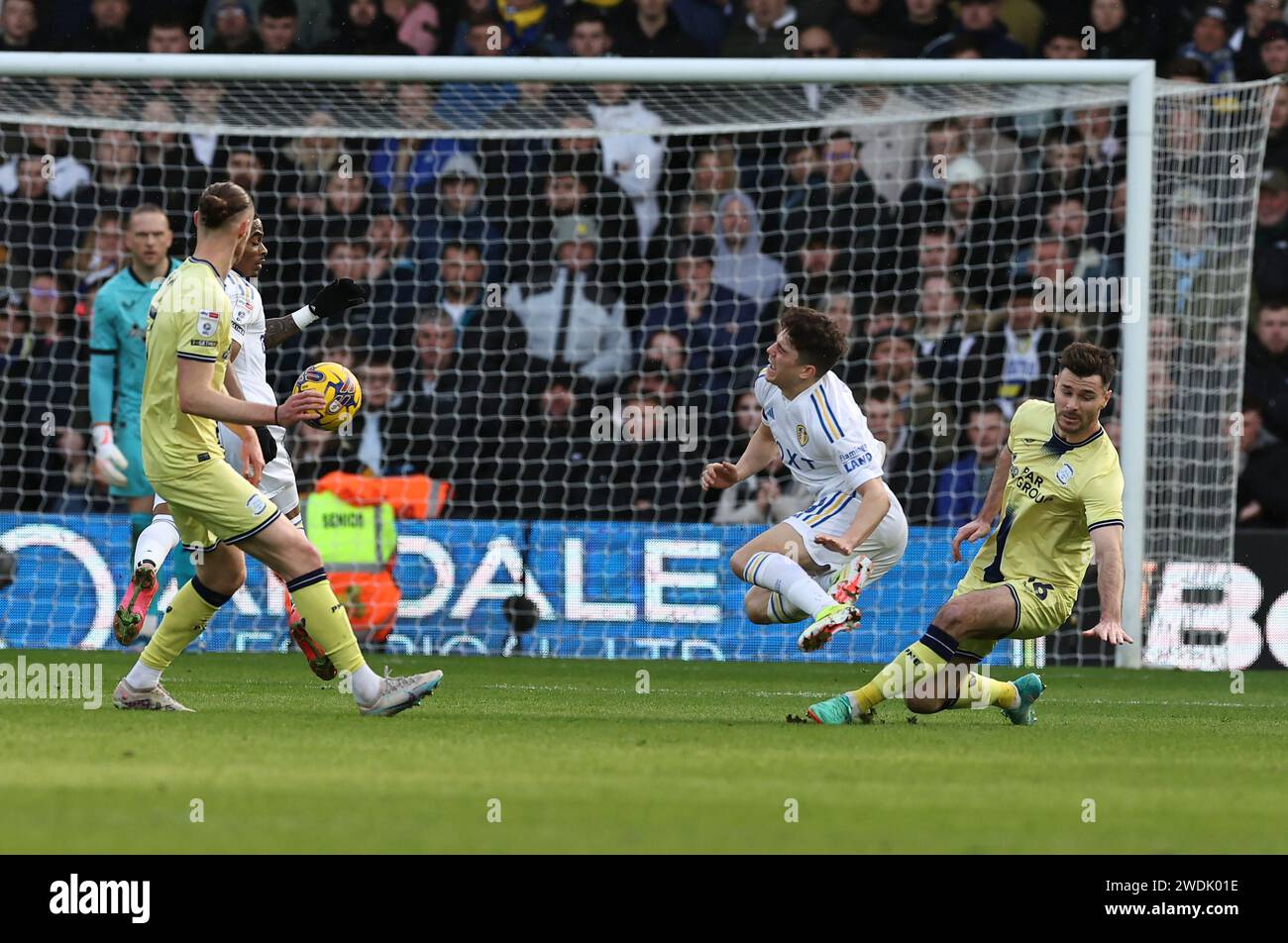 Elland Road, Leeds, Yorkshire, Großbritannien. Januar 2024. EFL Championship Football, Leeds gegen Preston North End; Daniel James von Leeds United wird von Andrew Hughes Credit: Action Plus Sports/Alamy Live News von Preston North End angegriffen Stockfoto