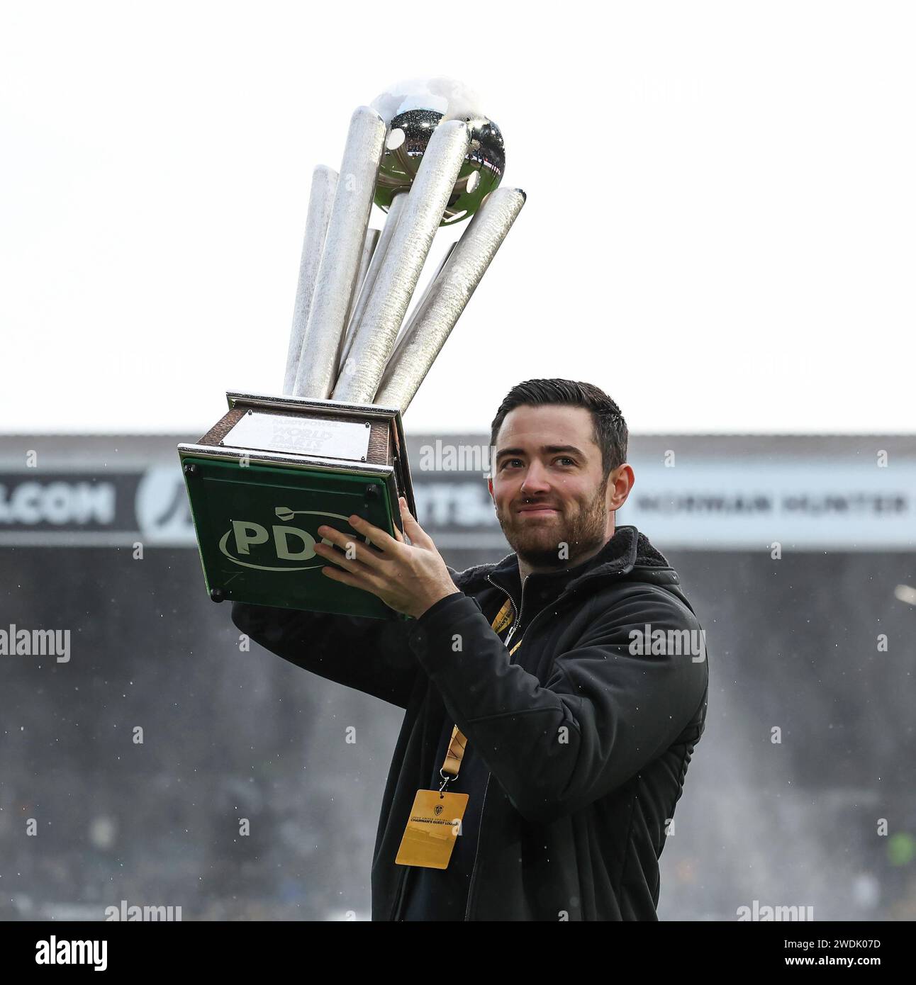 Elland Road, Leeds, Yorkshire, Großbritannien. Januar 2024. EFL Championship Football, Leeds gegen Preston North End; PDC-Dartweltmeister Luke Humphries überreicht seinen Pokal bei der Halbzeit Credit: Action Plus Sports/Alamy Live News Stockfoto