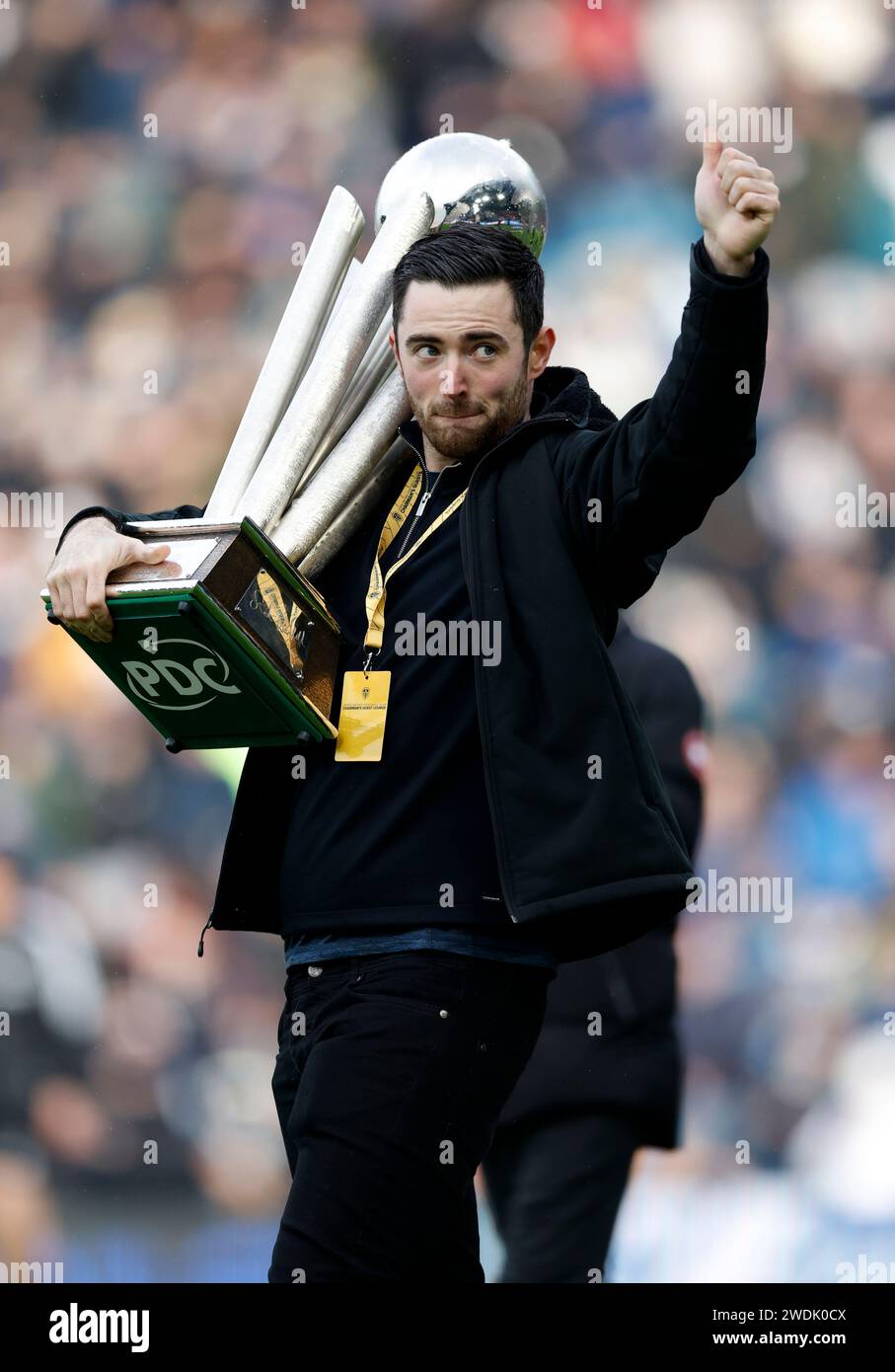 Luke Humphries und seine PDC World Darts Championship Trophäe auf dem Platz zur Halbzeit während des Sky Bet Championship Matches in Elland Road, Leeds. Bilddatum: Sonntag, 21. Januar 2024. Stockfoto