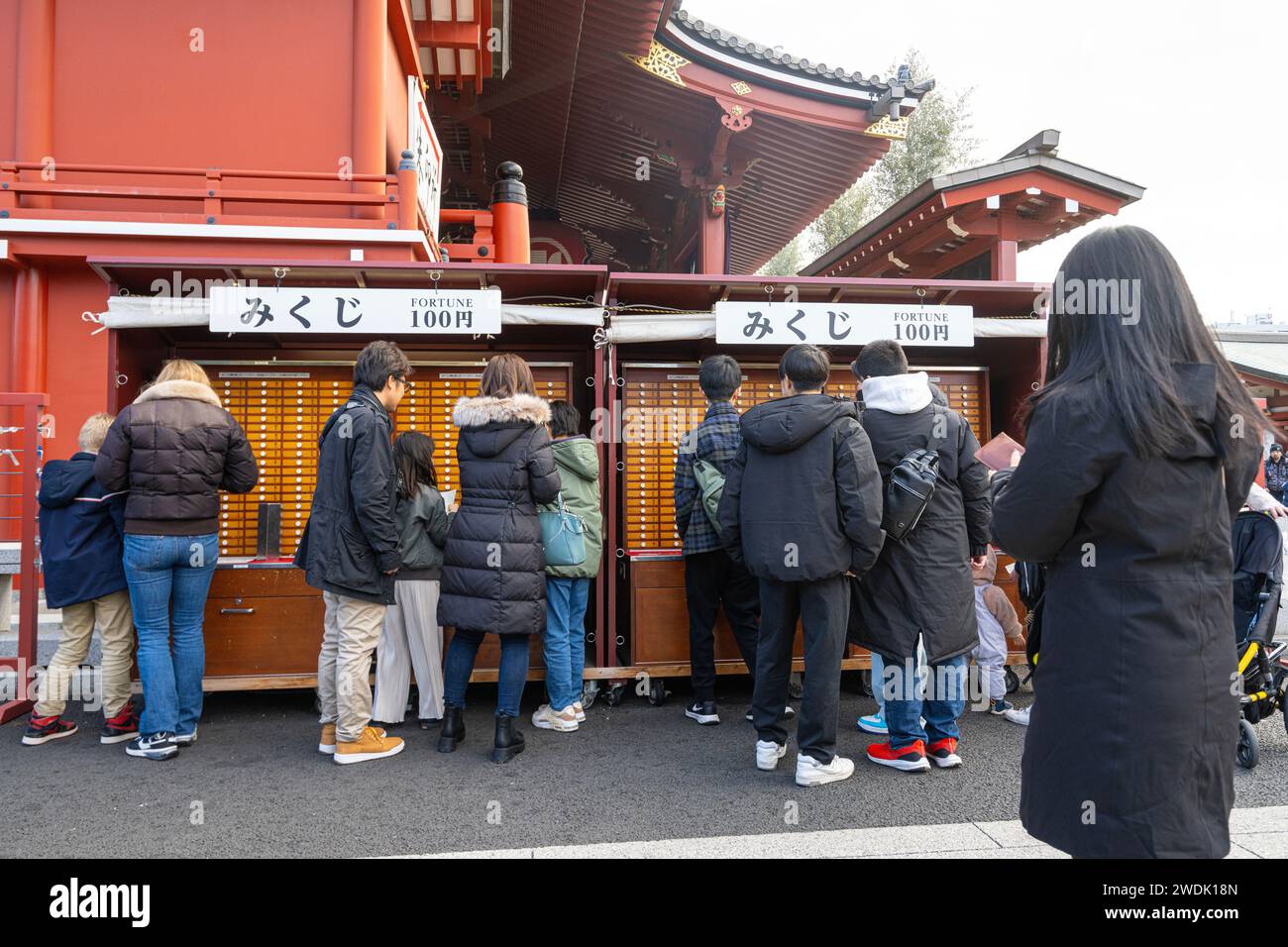 Tokio, Japan. Januar 2024. Blick auf die Gläubigen, die die Omikuji erobern, die Ausrutscher, die die Zukunft am Senso JI Tempel im Stadtzentrum vorhersagen Stockfoto