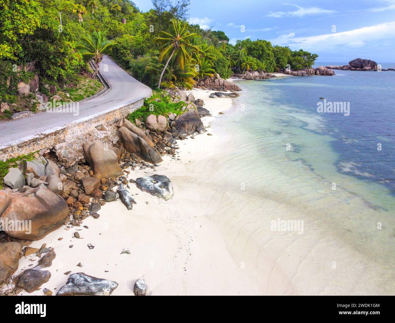 Granitfelsen und weißer Sand am Strand von Anse Citron. Praslin Island, Seychellen Stockfoto