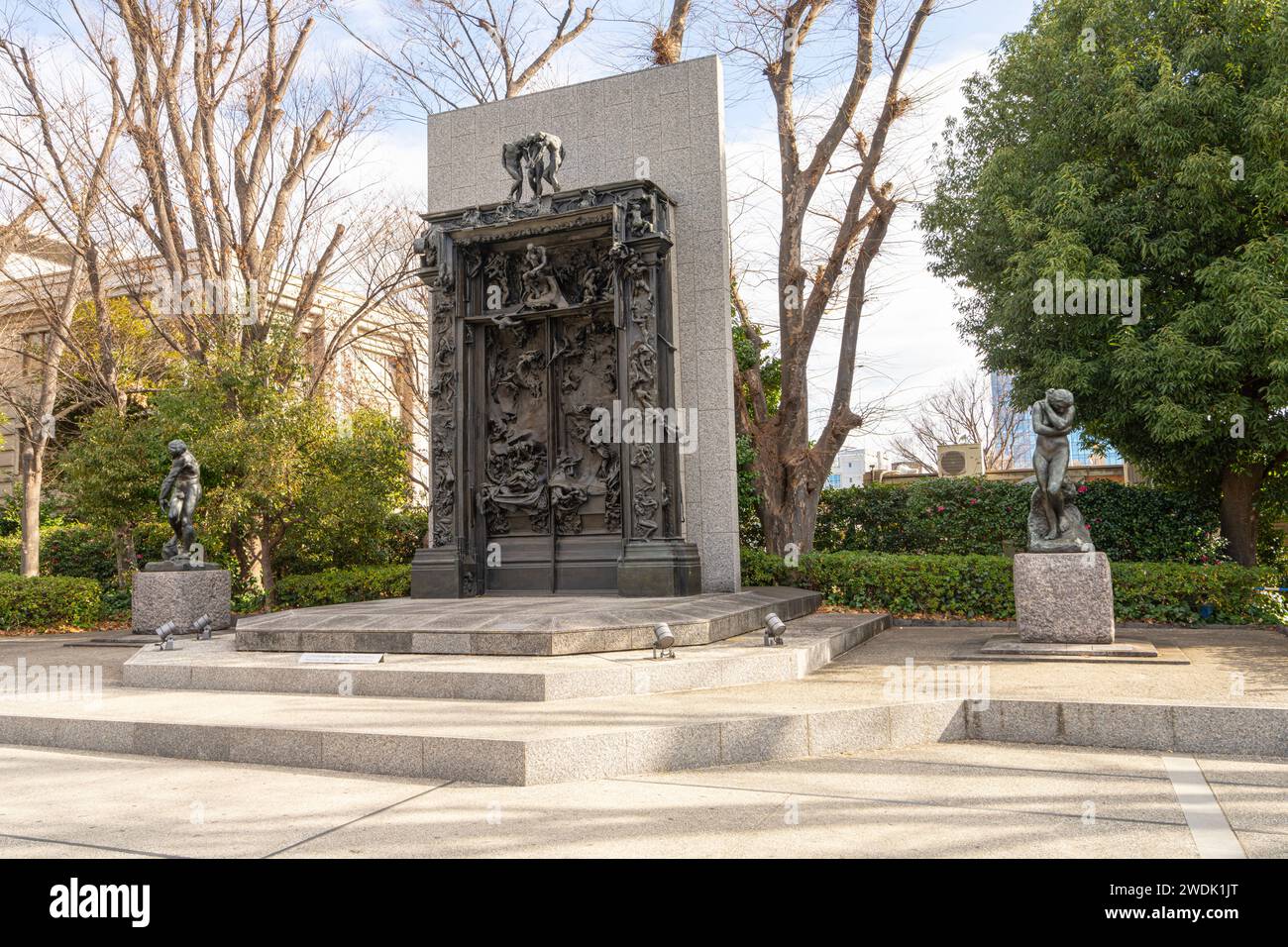 Tokio, Japan. Januar 2024. Auguste Rodin Skulptur „Tore der Hölle“ im Ueno Park im Stadtzentrum Stockfoto