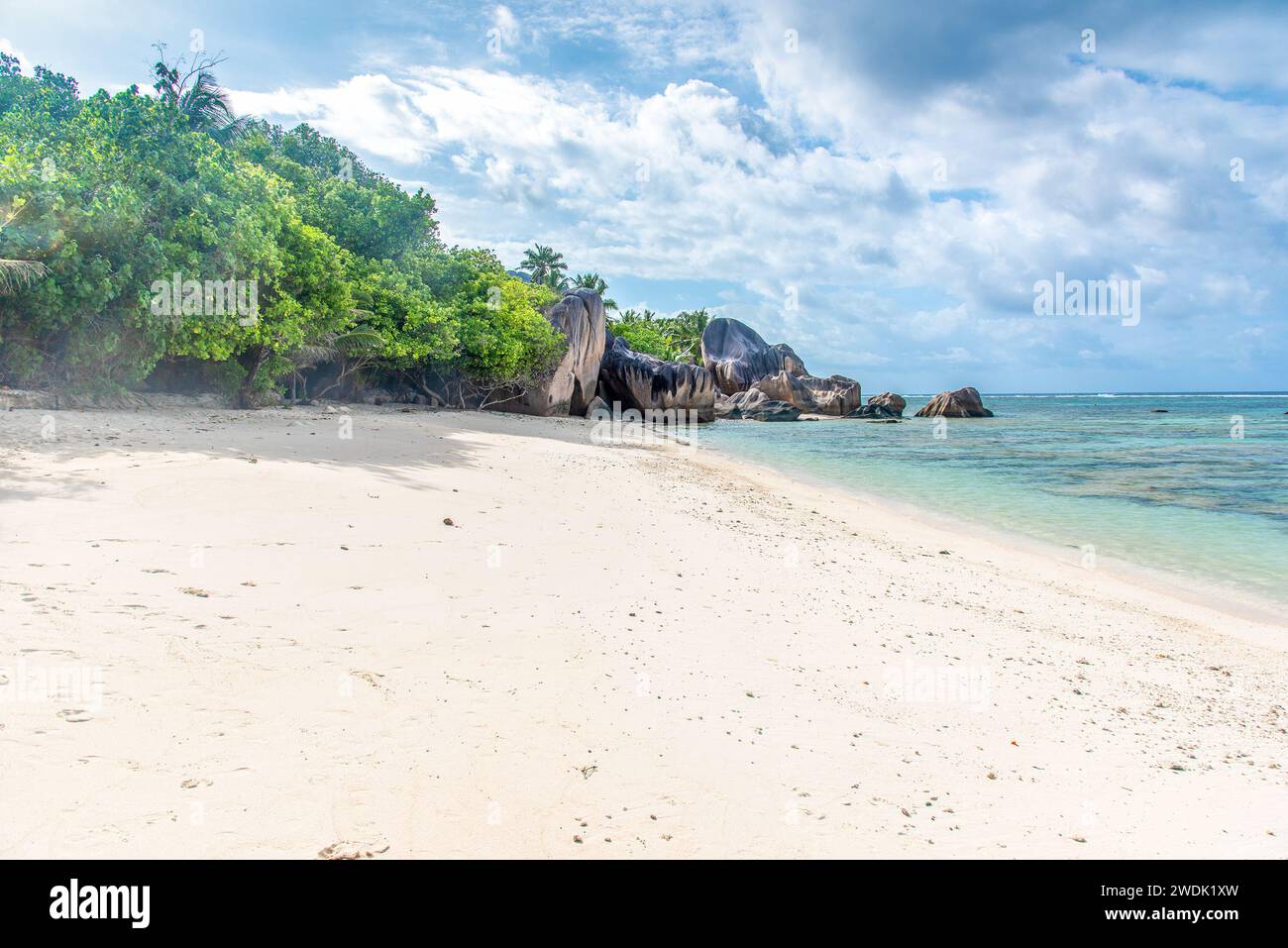 Anse Source d'Argent Strand unter bewölktem Himmel. La Digue Island, Seychellen Stockfoto