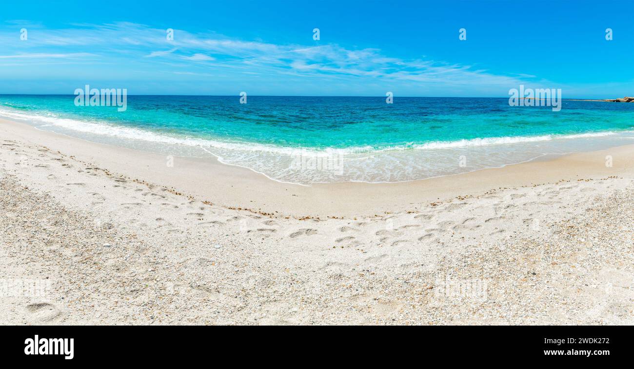 Türkisfarbenes Wasser am Strand von Arutas an einem sonnigen Tag. Sardinien, Italien Stockfoto