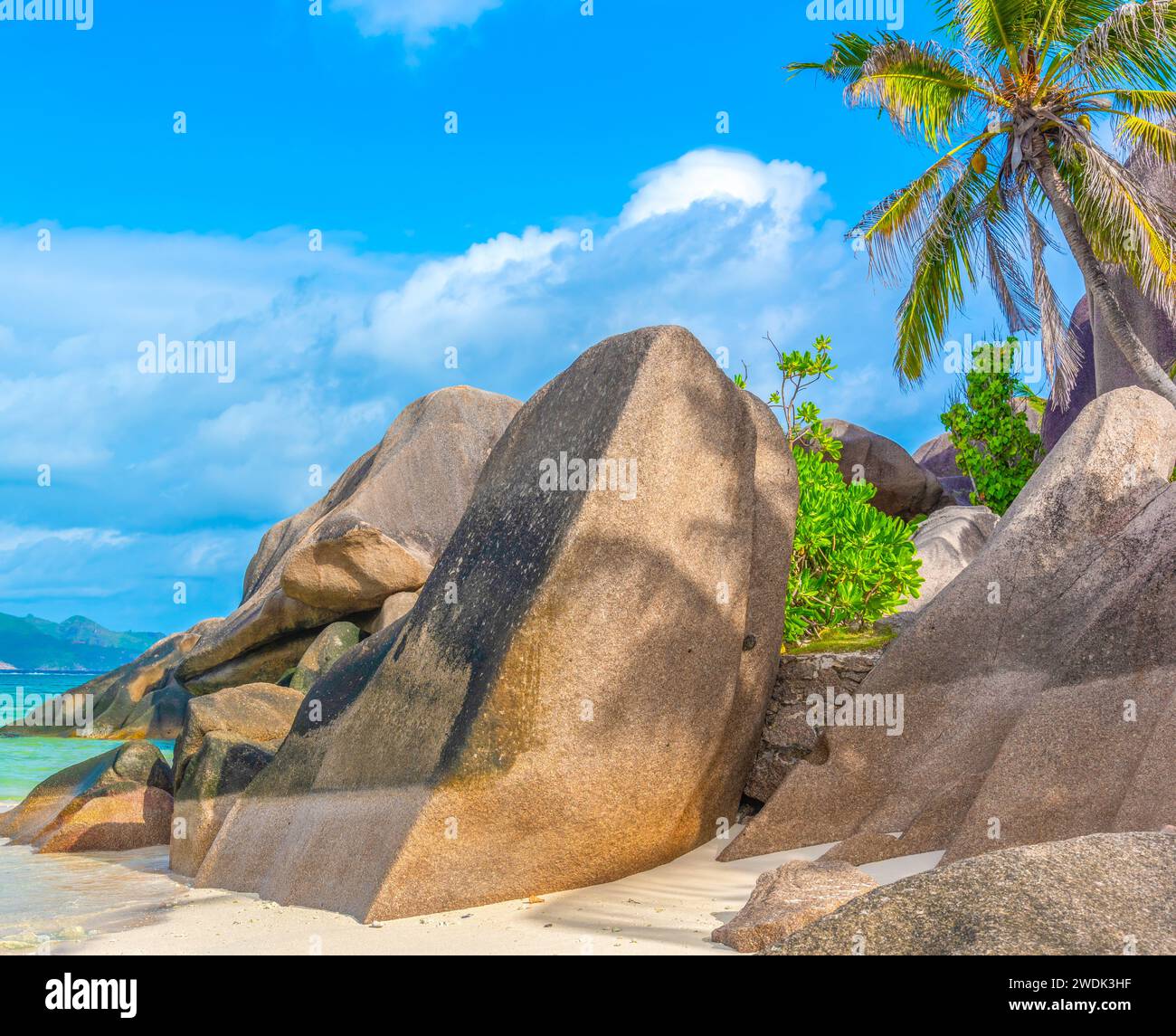 Riesige Granitfelsen und Palmen in Anse Source d'Argent. La Digue, Seychellen Stockfoto