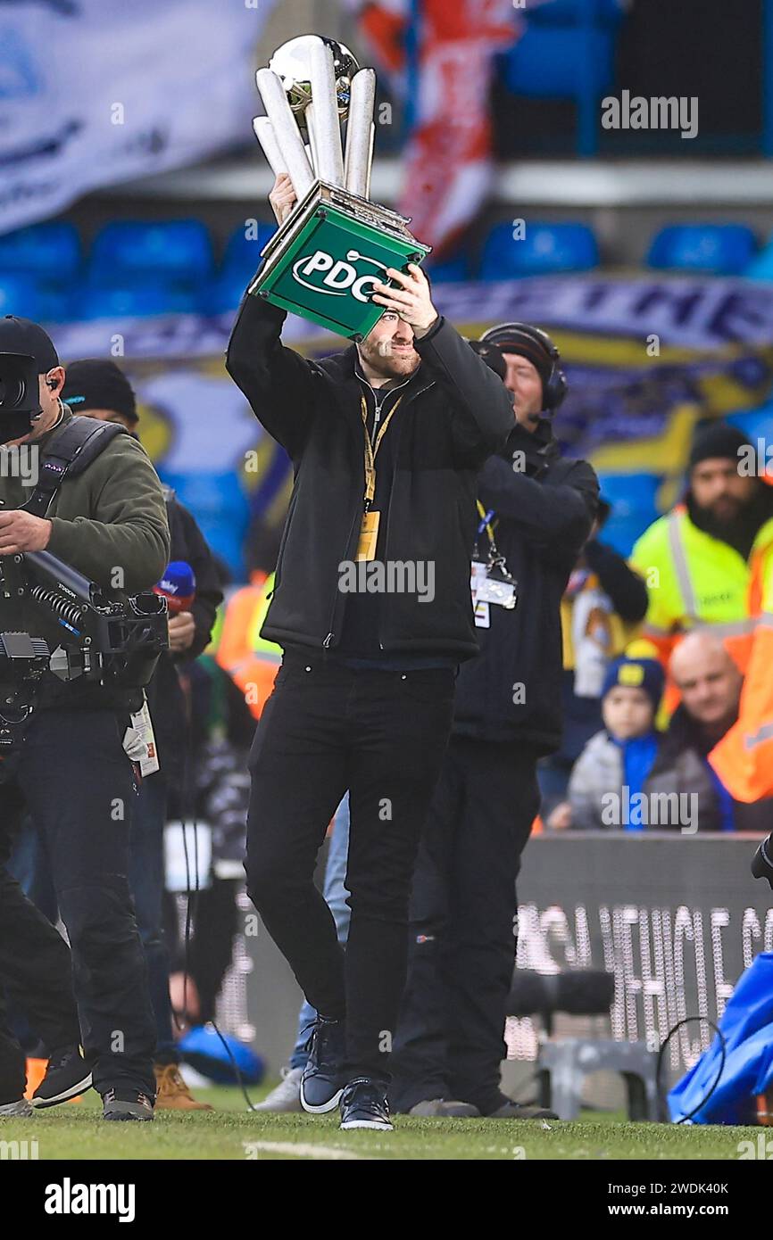 Leeds, Großbritannien. Januar 2024. Der PDC-Weltmeister Luke Humphries zieht die Trophäe um die Elland Road am 21. Januar 2024 während des SKY Bet EFL Championship Matches von Leeds United FC gegen Preston North End FC in der Elland Road, Leeds, England, Großbritannien. Credit: Every Second Media/Alamy Live News Stockfoto