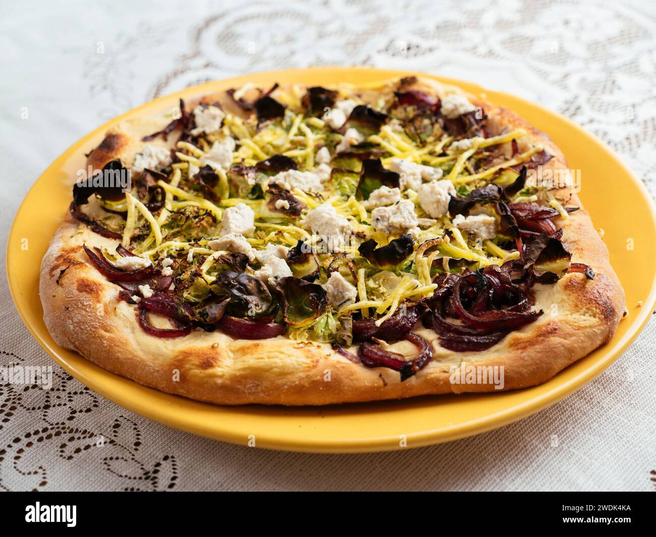 Hausgemachte vegane Pizza mit rosenkohl und roten Zwiebeln Stockfoto