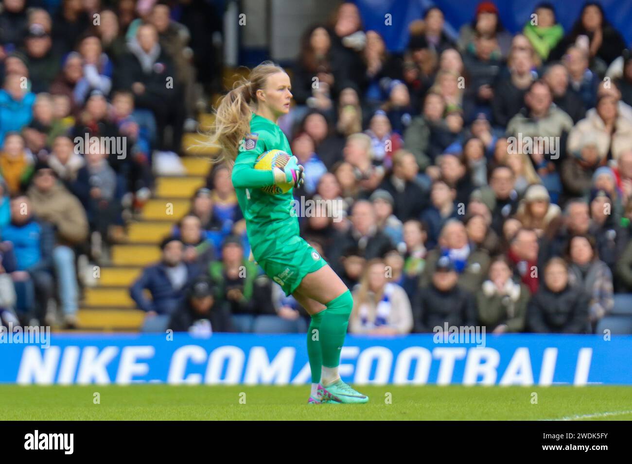 Chelsea, London, Großbritannien. Januar 2024. Stamford Bridge, Chelsea, London, England - Sonntag, 21. Januar 2024: Torhüterin Hannah Hampton (24. Chelsea) macht am Sonntag, den 21. Januar 2024 in Stamford Bridge, London, England einen Fang während des Barclay's Womens Super League-Spiels zwischen Chelsea und Manchester United. /Alamy Live News Stockfoto