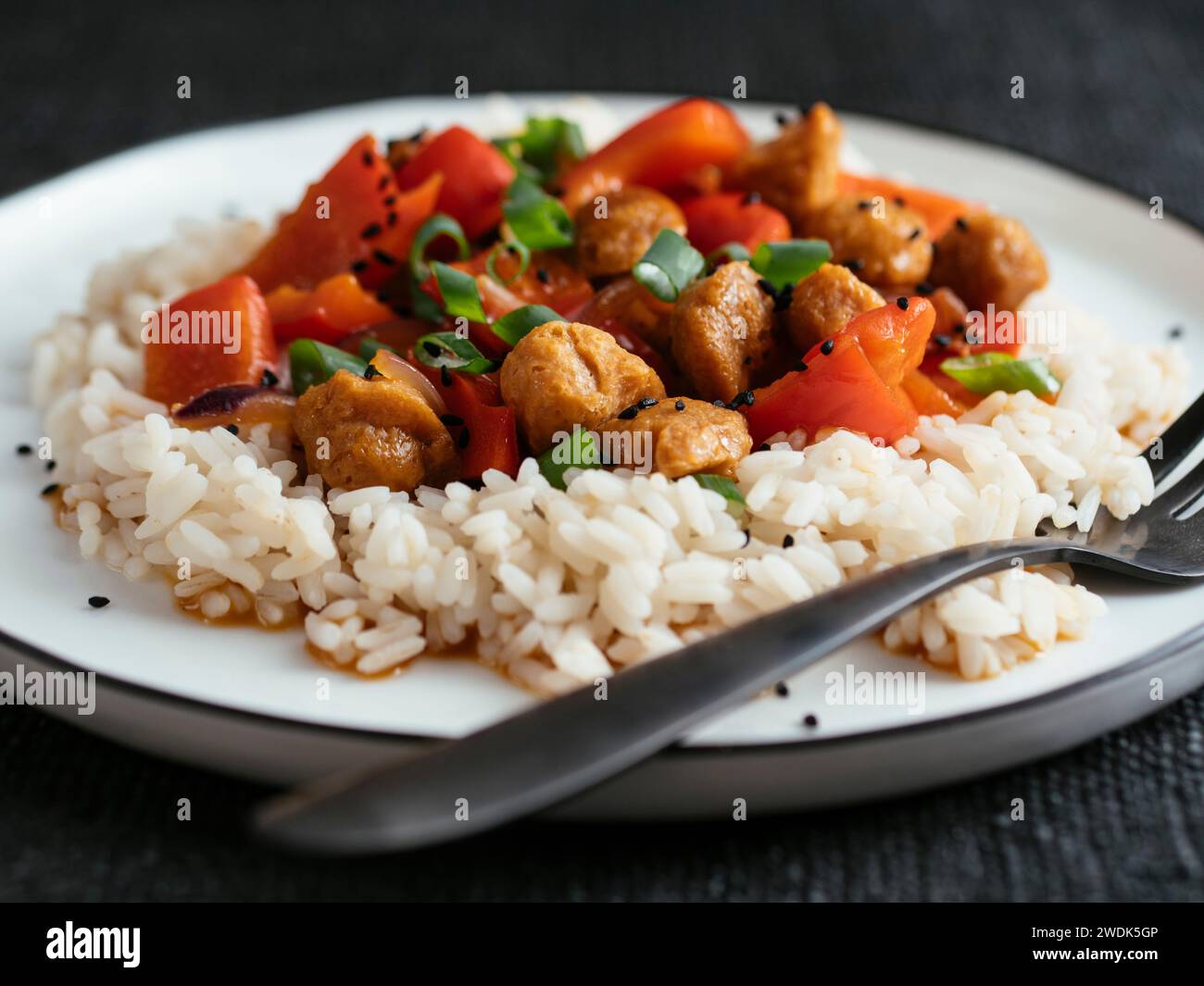 TV-Brötchen im Szechuan-Stil mit Paprika auf Reis Stockfoto