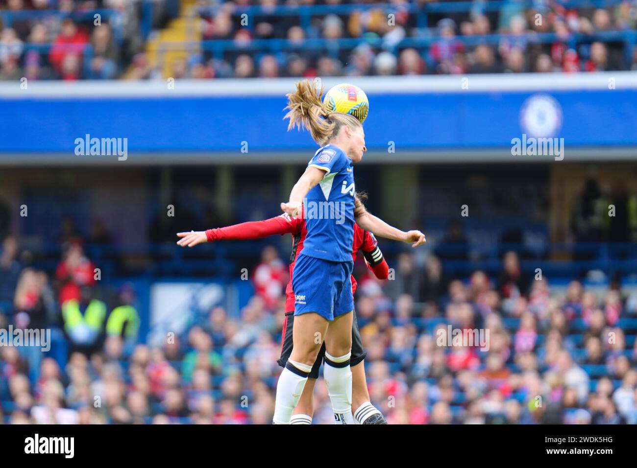 Chelsea, London, Großbritannien. Januar 2024. Stamford Bridge, Chelsea, London, England - Sonntag, 21. Januar 2024: Melanie Leupolz (8 Chelsea) führt den Ball während des Barclay's Womens Super League-Spiels zwischen Chelsea und Manchester United in Stamford Bridge, London, England am Sonntag, den 21. Januar 2024 (Claire Jeffrey/SPP) Credit: SPP Sport Press Photo. /Alamy Live News Stockfoto