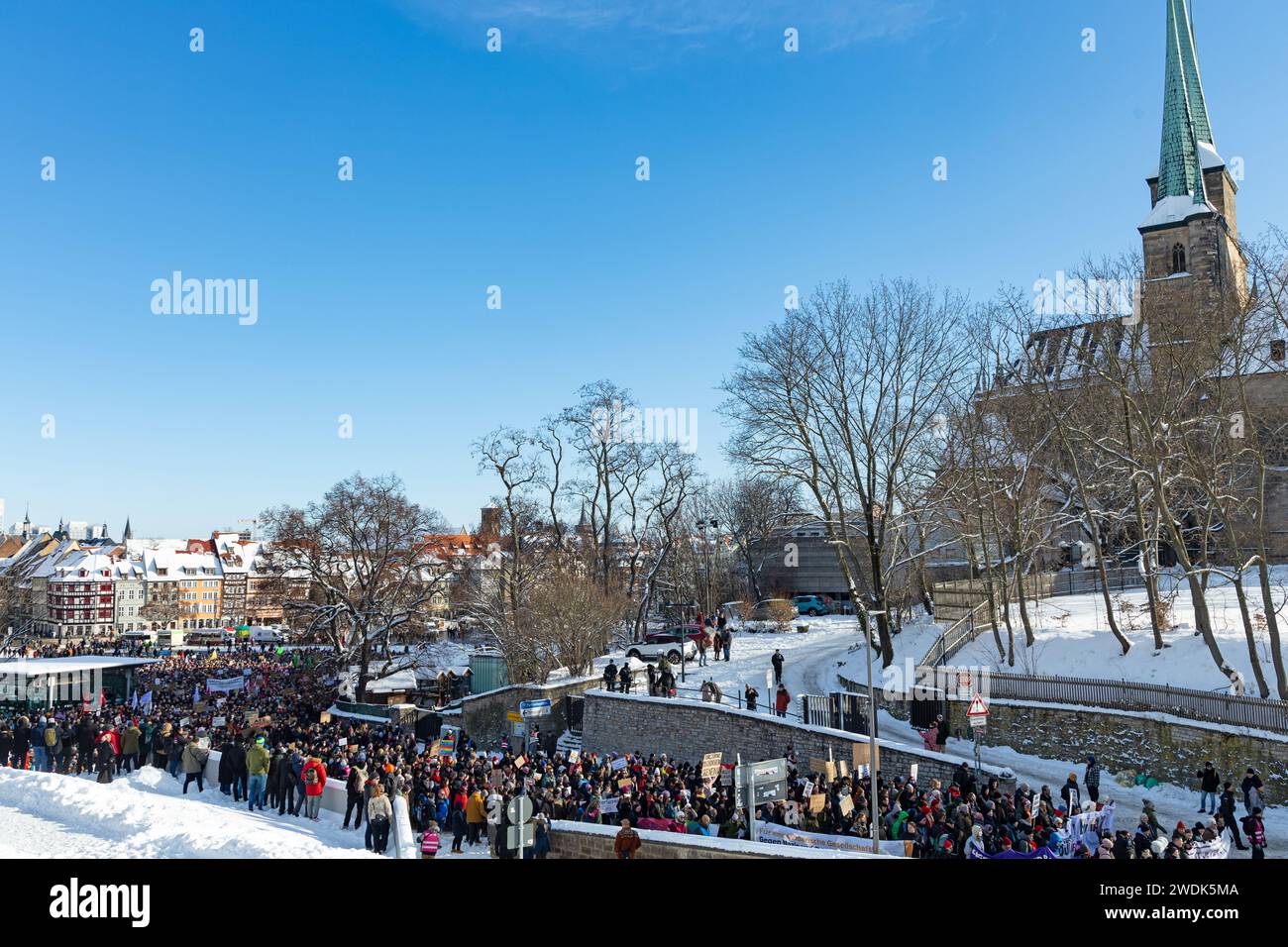 Demonstration gegen AfD und politischen Rechtsextremismus am 20. Dezember auf dem Domplatz in Erfurt. januar 2024 Stockfoto