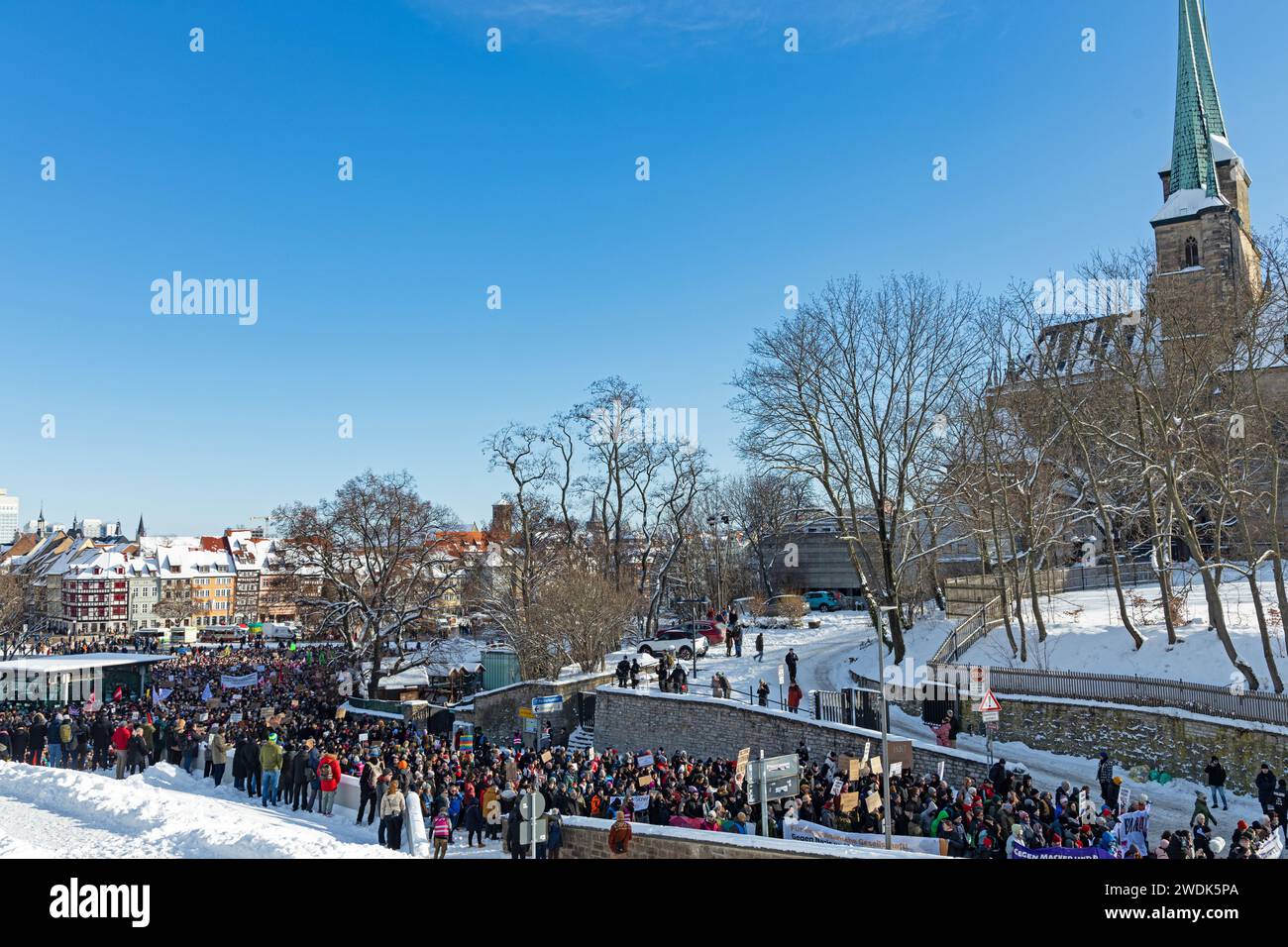 Demonstration gegen AfD und politischen Rechtsextremismus am 20. Dezember auf dem Domplatz in Erfurt. januar 2024 Stockfoto