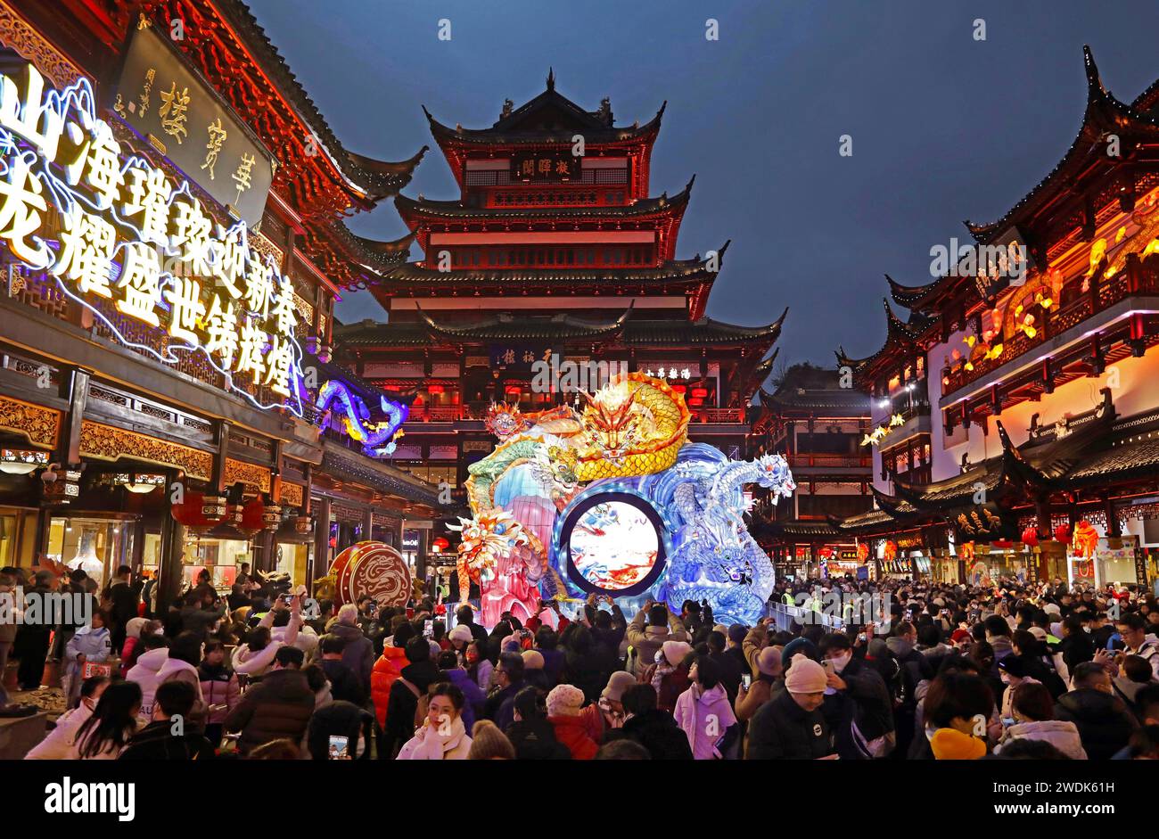 Shanghai, China. Januar 2024. Besucher besuchen die Yuyuan Garden Laternen Fair in Shanghai, Ostchina, 21. Januar 2024. Das chinesische Neujahrsfest steht kurz vor der Tür, und der Yuyuan-Garten in Shanghai hat wieder einen festlichen Look gekleidet mit Hunderten von zarten, beleuchteten Laternen. Die Yuyuan Garden Laternen Fair ist ein wichtiges kulturelles Highlight in Shanghai während des Frühlingsfestes. Das diesjährige Thema ist eine Fortsetzung der 2023 erschienenen Ausgabe „Abenteuer der Berge und Meere“, die von der antiken Literatur „Shan Hai Jing (Klassik der Berge und Meere) inspiriert wurde. Quelle: Xinhua/Alamy Live Stockfoto