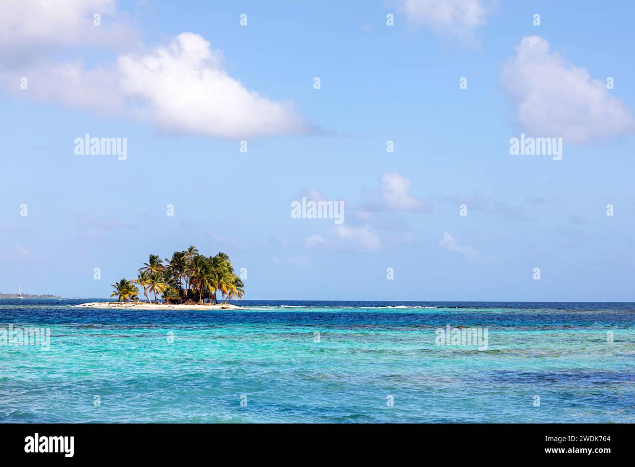 Malerische kleine tropische Insel mit Palmen, traditionellem Kuna-Haus und weißem Sandstrand in San Blas Archipel im Karibischen Meer in Panama Stockfoto