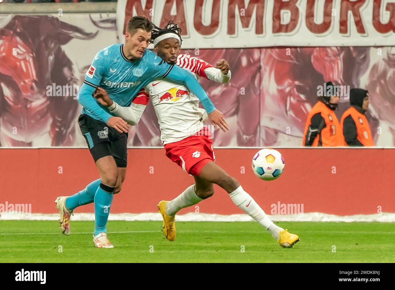 Leipzig, Deutschland 20. Januar 2024: 1.BL - 2023/2024 - RB Leipzig vs. Bayer 04 Leverkusen im Bild: v. li. im Zweikampf Patrik Schick (Leverkusen) und Mohamd Simakan (Leipzig) /// DFL-Vorschriften verbieten jede Verwendung von Fotografien als Bildsequenzen und/oder Quasi-Video. /// Stockfoto