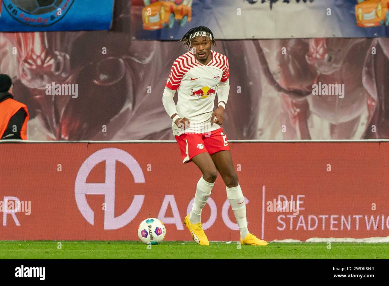 Leipzig, Deutschland 20. Januar 2024: 1.BL - 2023/2024 - RB Leipzig vs. Bayer 04 Leverkusen im Bild: Mohamd Simakan (Leipzig) /// DFL-Vorschriften verbieten jede Verwendung von Fotografien als Bildsequenzen und/oder Quasi-Video. /// Stockfoto