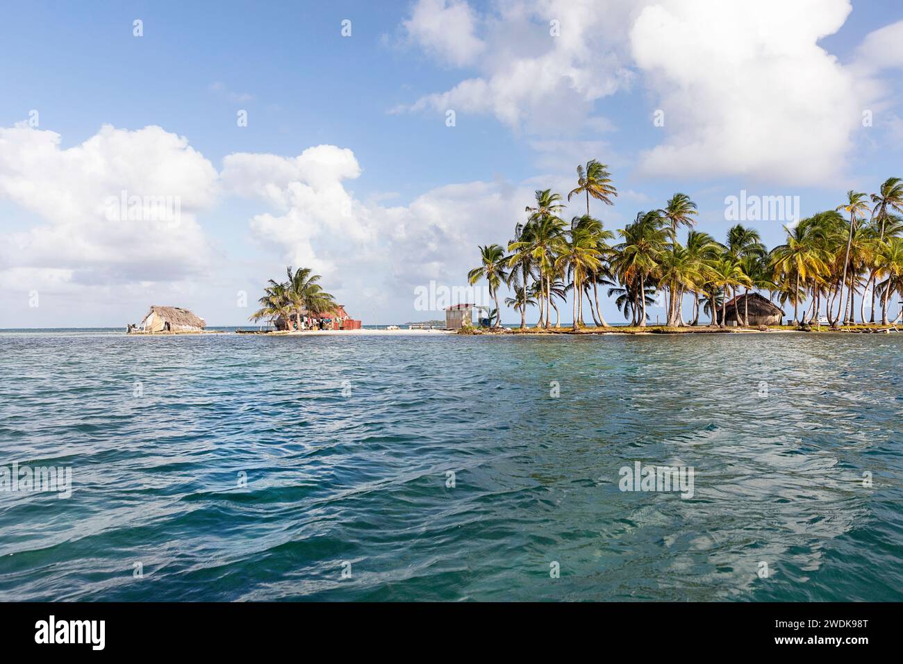 Traditionelle Holzhäuser von Guna (Kuna) auf einer wunderschönen kleinen Insel im indigenen Gebiet von Guna Yala vor Panamas Ostküste, Panama Stockfoto