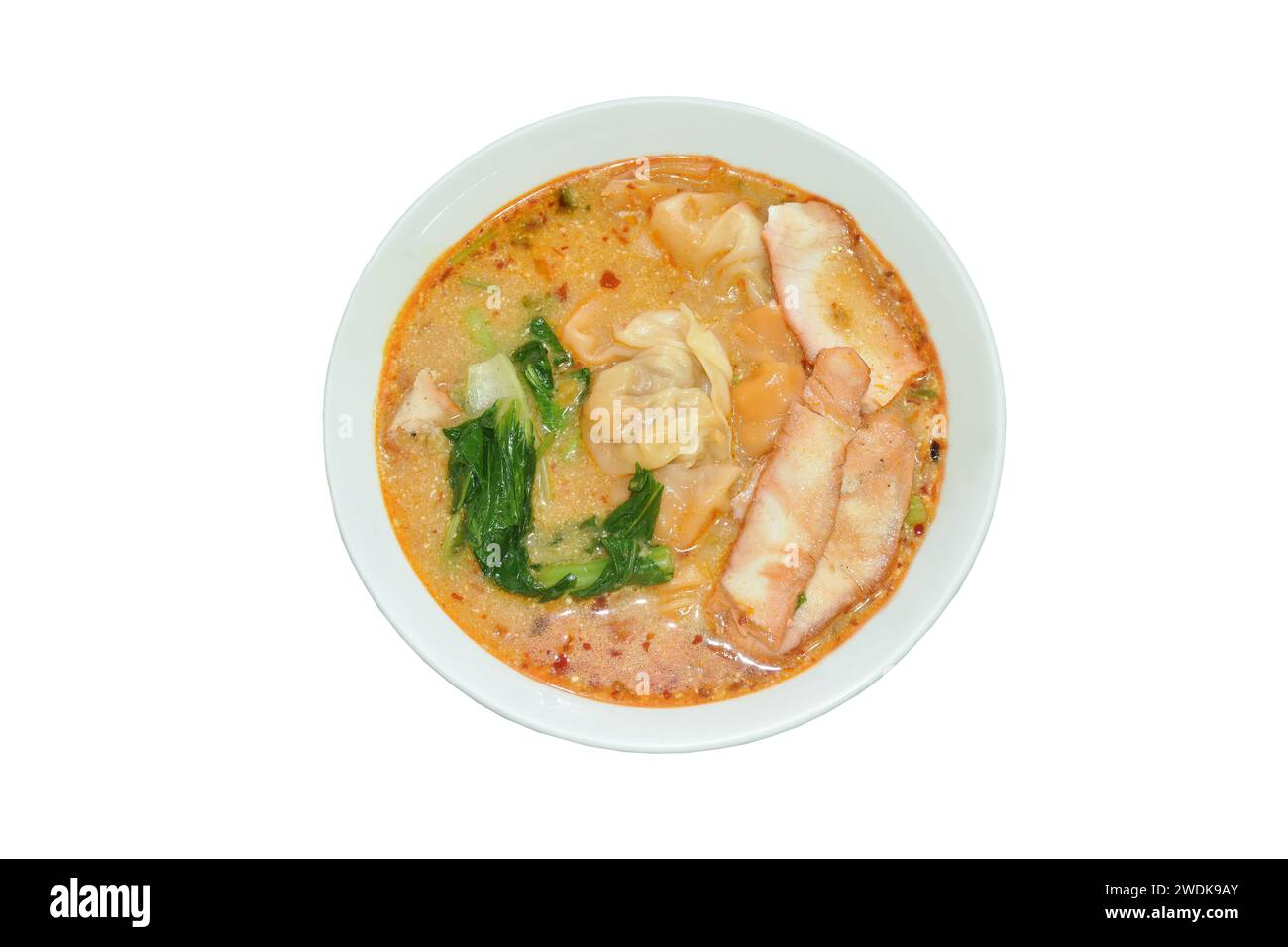 Chinesisches Knödel-Topping gekochtes rotes Barbecue-Schweinefleisch mit Kohl in tom-Yum-Suppe auf Schüssel Stockfoto