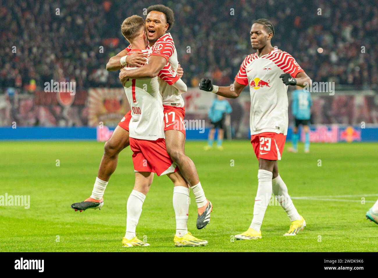 Leipzig, Deutschland 20. Januar 2024: 1.BL - 2023/2024 - RB Leipzig vs. Bayer 04 Leverkusen im Bild: Torschuetze, Torschütze Lois Openda (Leipzig) 2. v.li. Jubelt mit Dani Olmo (Leipzig) und Castello Lukeba (Leipzig) /// DFL-Vorschriften verbieten jede Verwendung von Fotografien als Bildsequenzen und/oder Quasi-Video. /// Stockfoto