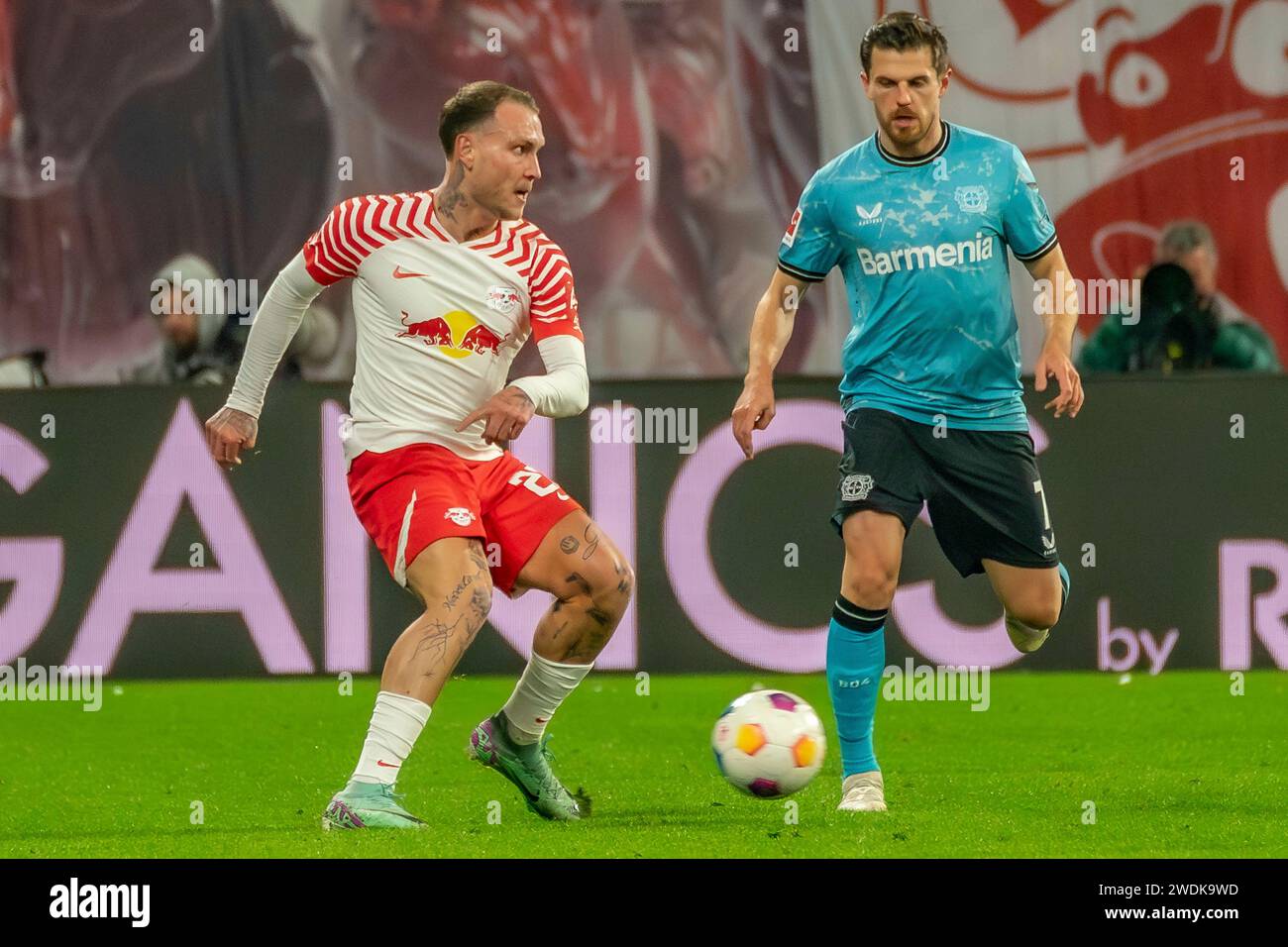 Leipzig, Deutschland 20. Januar 2024: 1.BL - 2023/2024 - RB Leipzig vs. Bayer 04 Leverkusen im Bild: v. li. im Zweikampf David Raum (Leipzig) und Jonas Hofmann (Leverkusen) /// DFL-Vorschriften verbieten jede Verwendung von Fotografien als Bildsequenzen und/oder Quasi-Video. /// Stockfoto